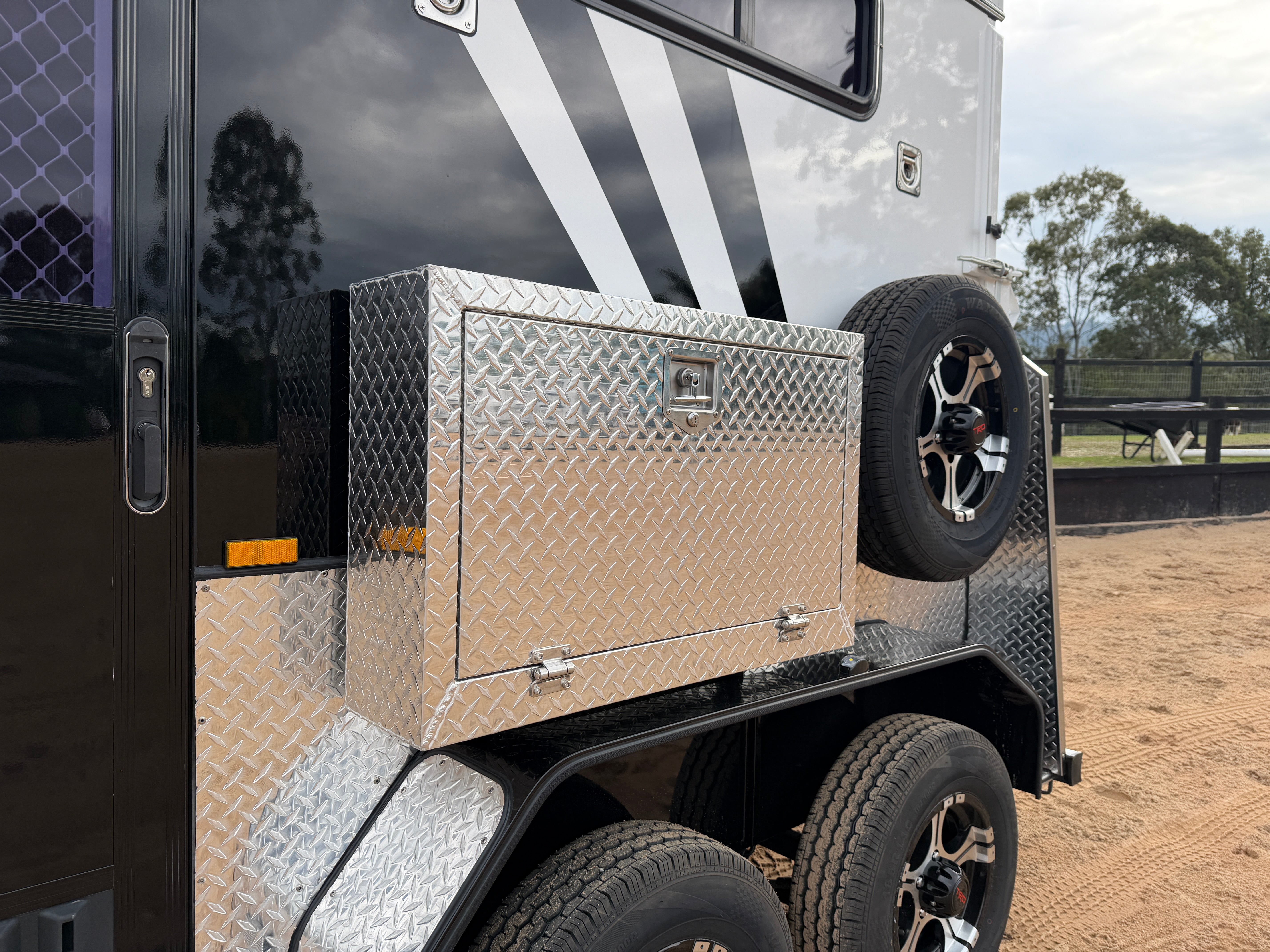 2 Horse Straight Load Camper Float L500 RN