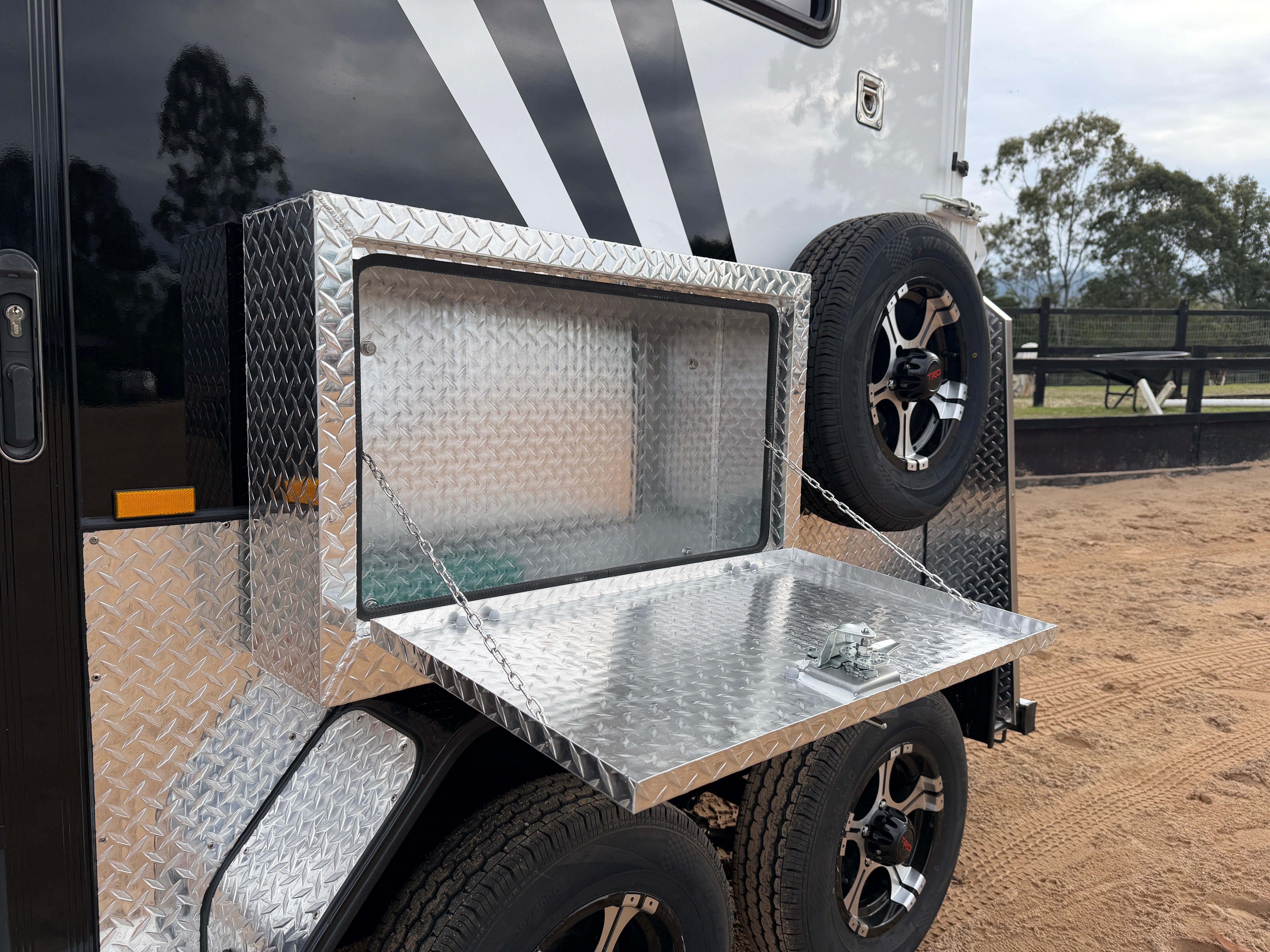 2 Horse Straight Load Camper Float L500 RN