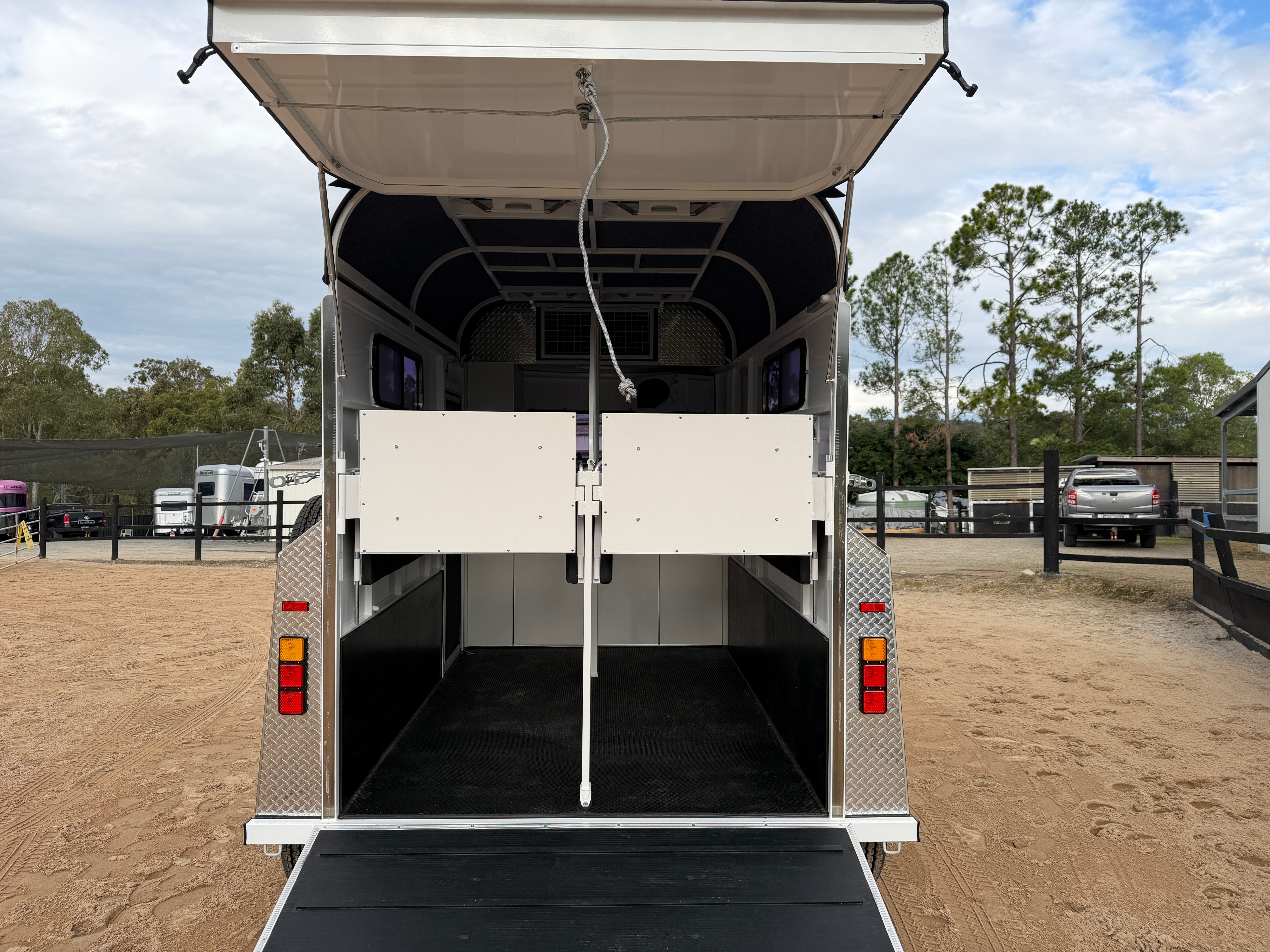 2 Horse Straight Load Camper Float L500 RN