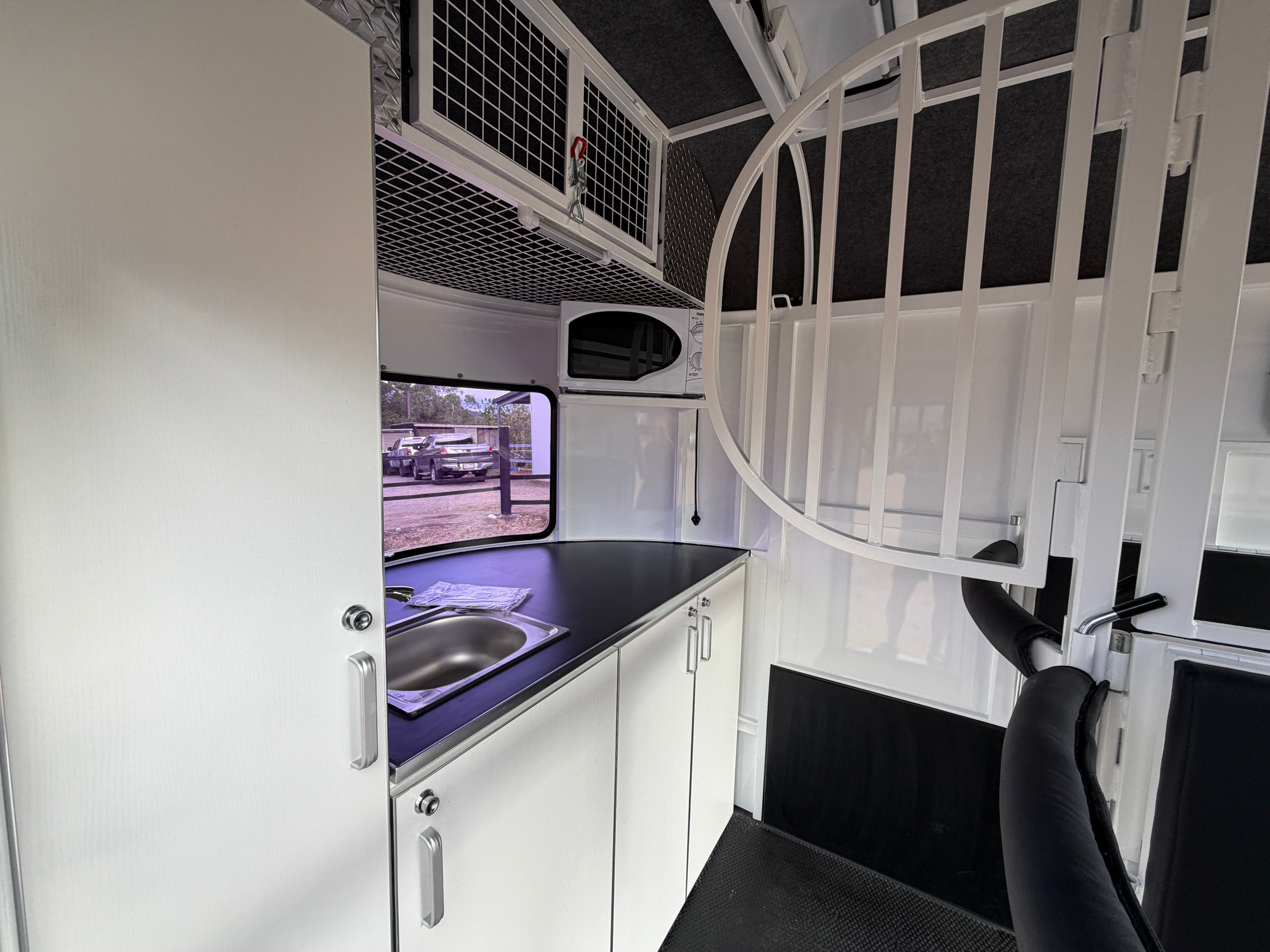 2 Horse Straight Load Camper Float L500 RN