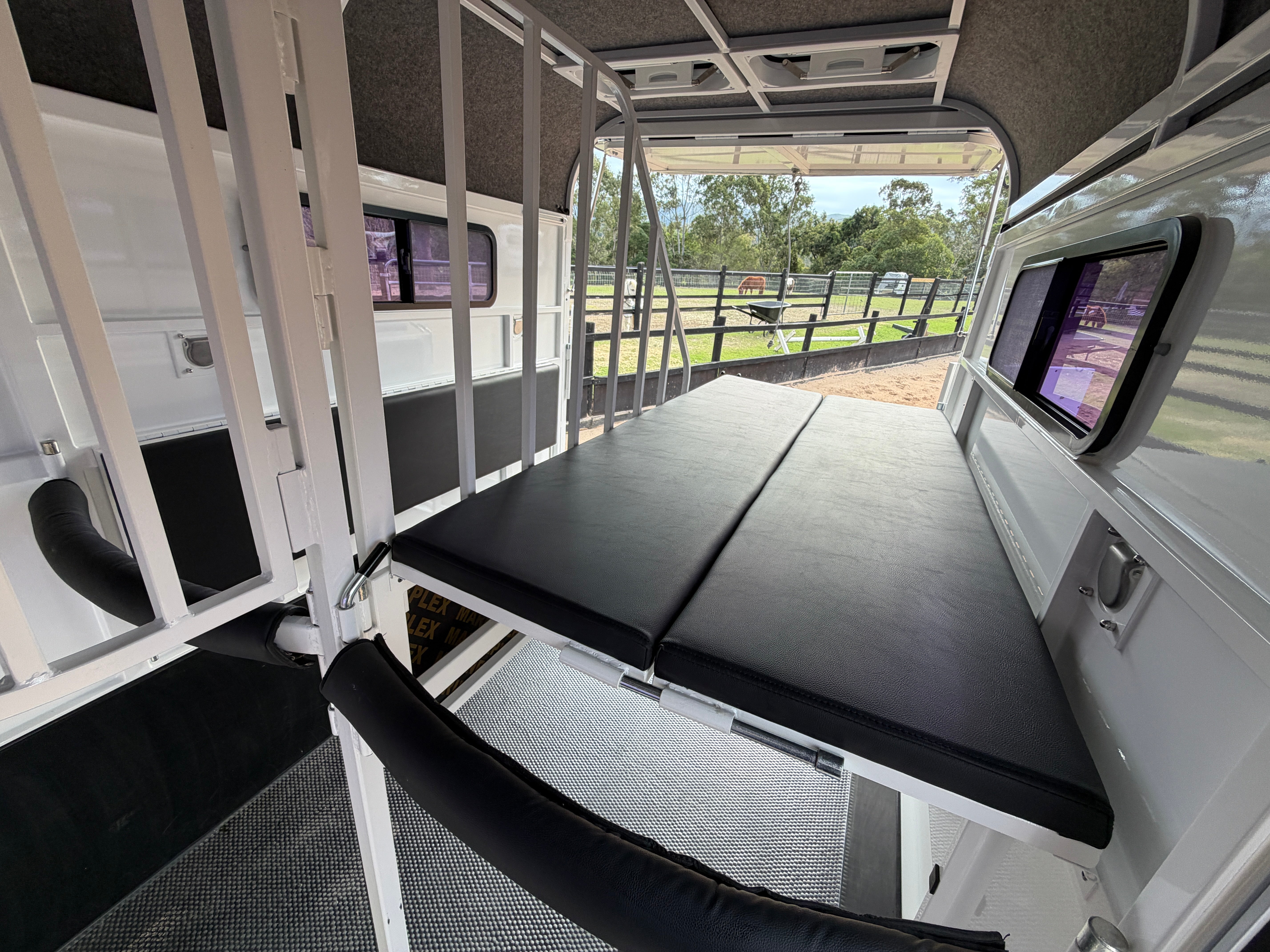 2 Horse Straight Load Camper Float L500 RN