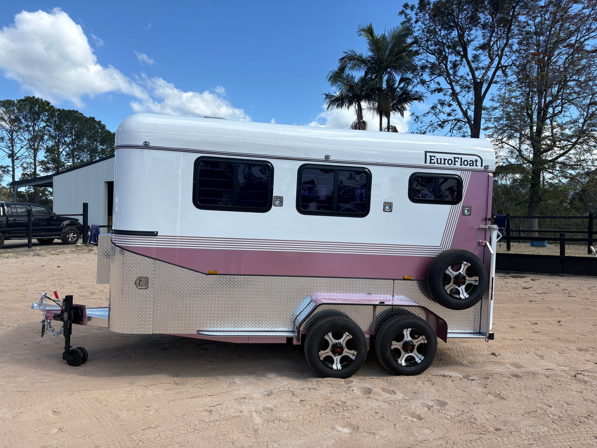 2 Horse Angle Load Camper Float L860 SN Classic