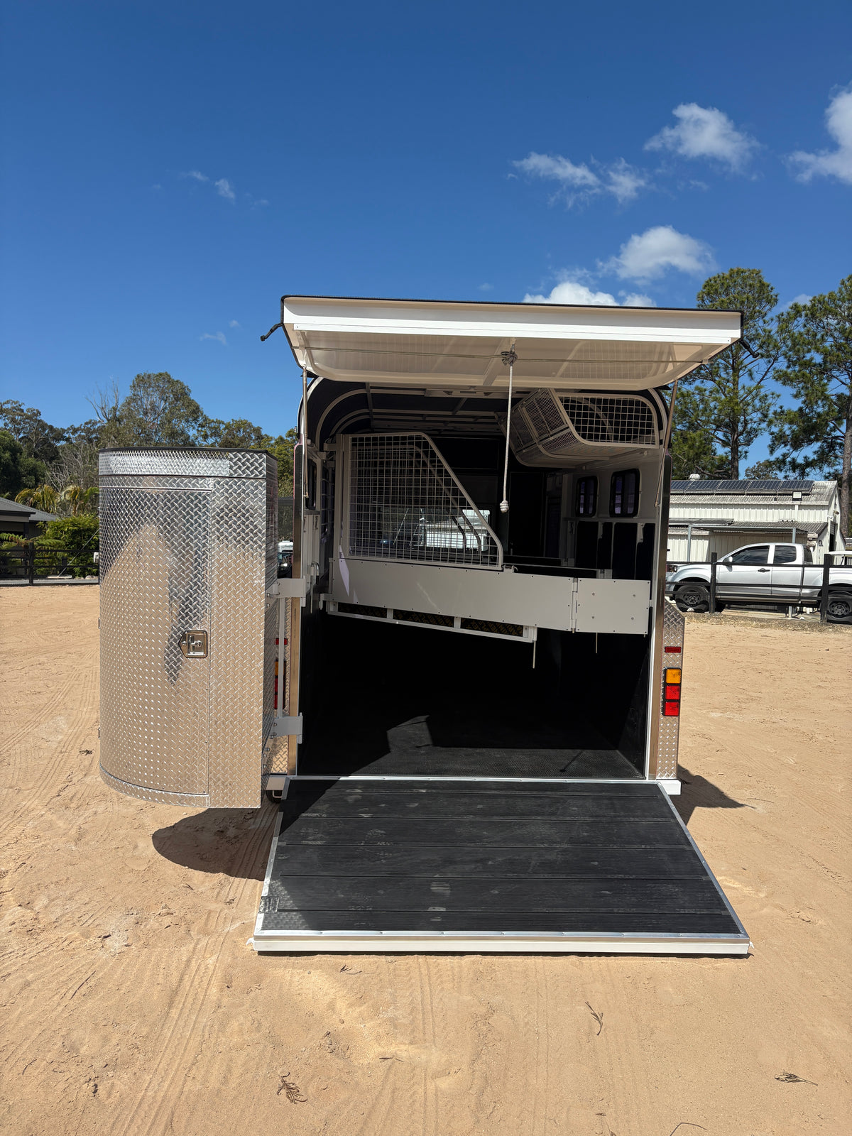 2 Horse Angle Load Camper Float L860 SN Classic