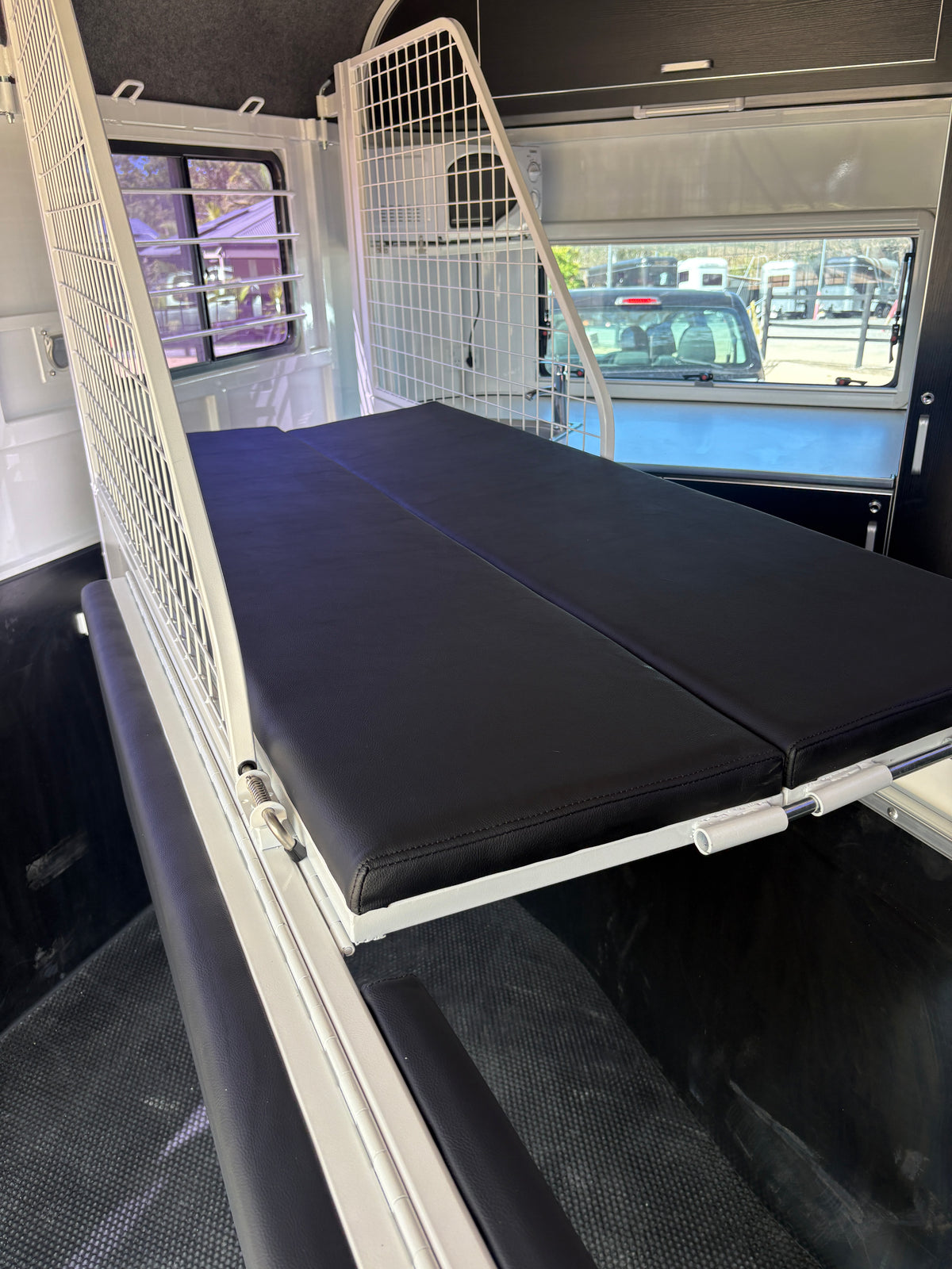 2 Horse Angle Load Camper Float L860 SN Classic