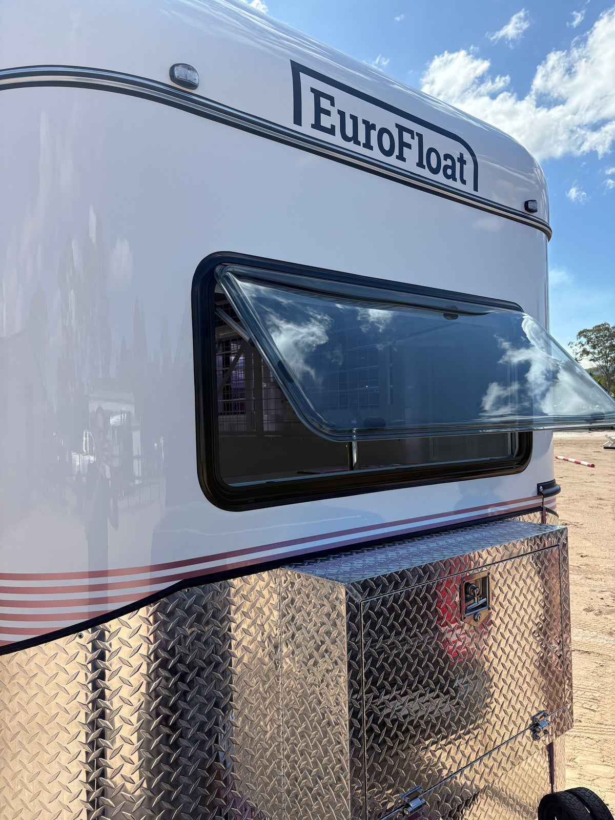 2 Horse Angle Load Camper Float L860 SN Classic
