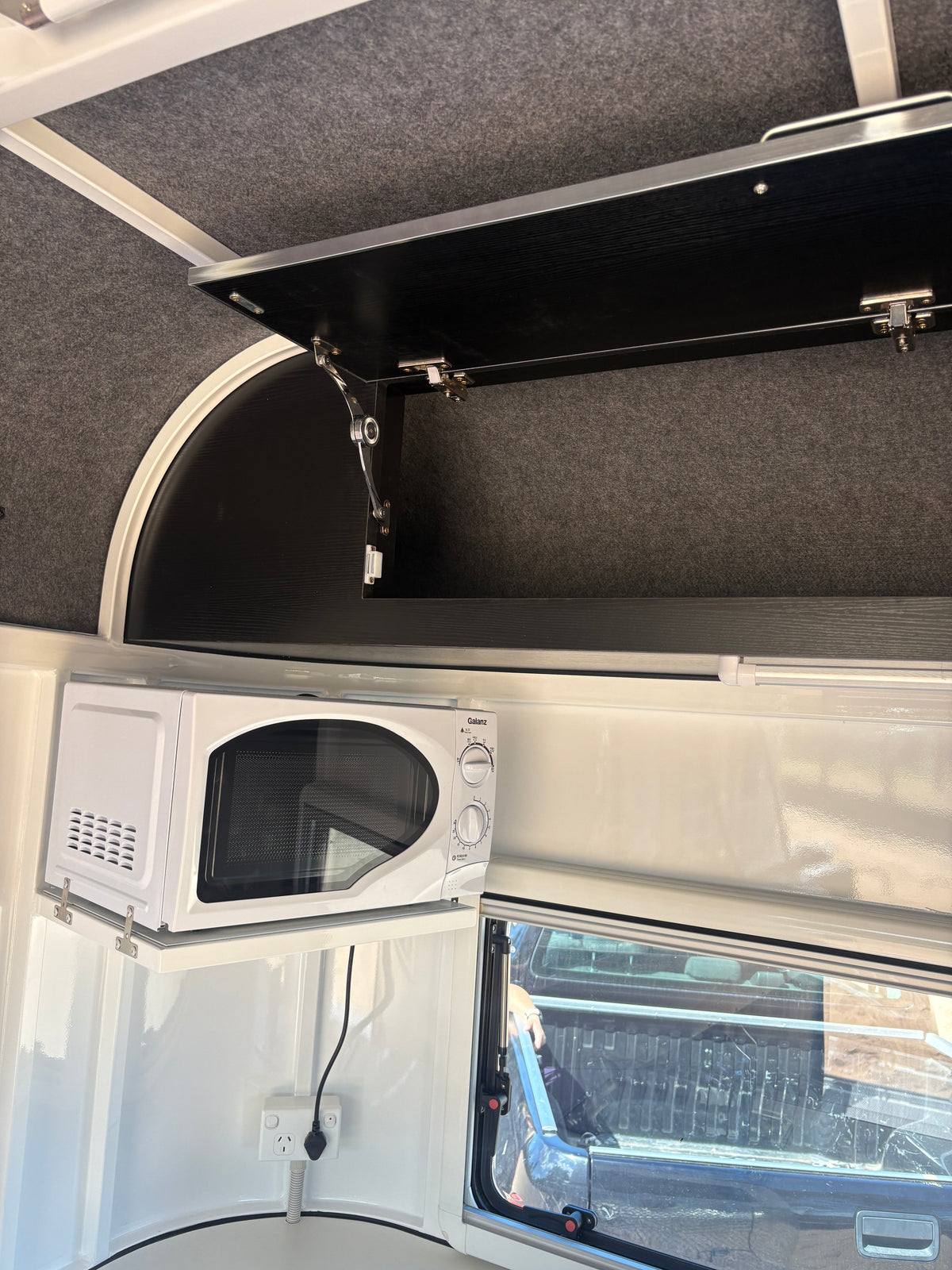 2 Horse Angle Load Camper Float L860 SN Classic