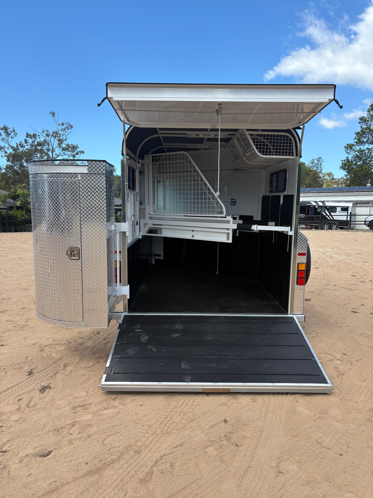 2 Horse Angle Load Camper Float Mid Overnighter SN 2.0