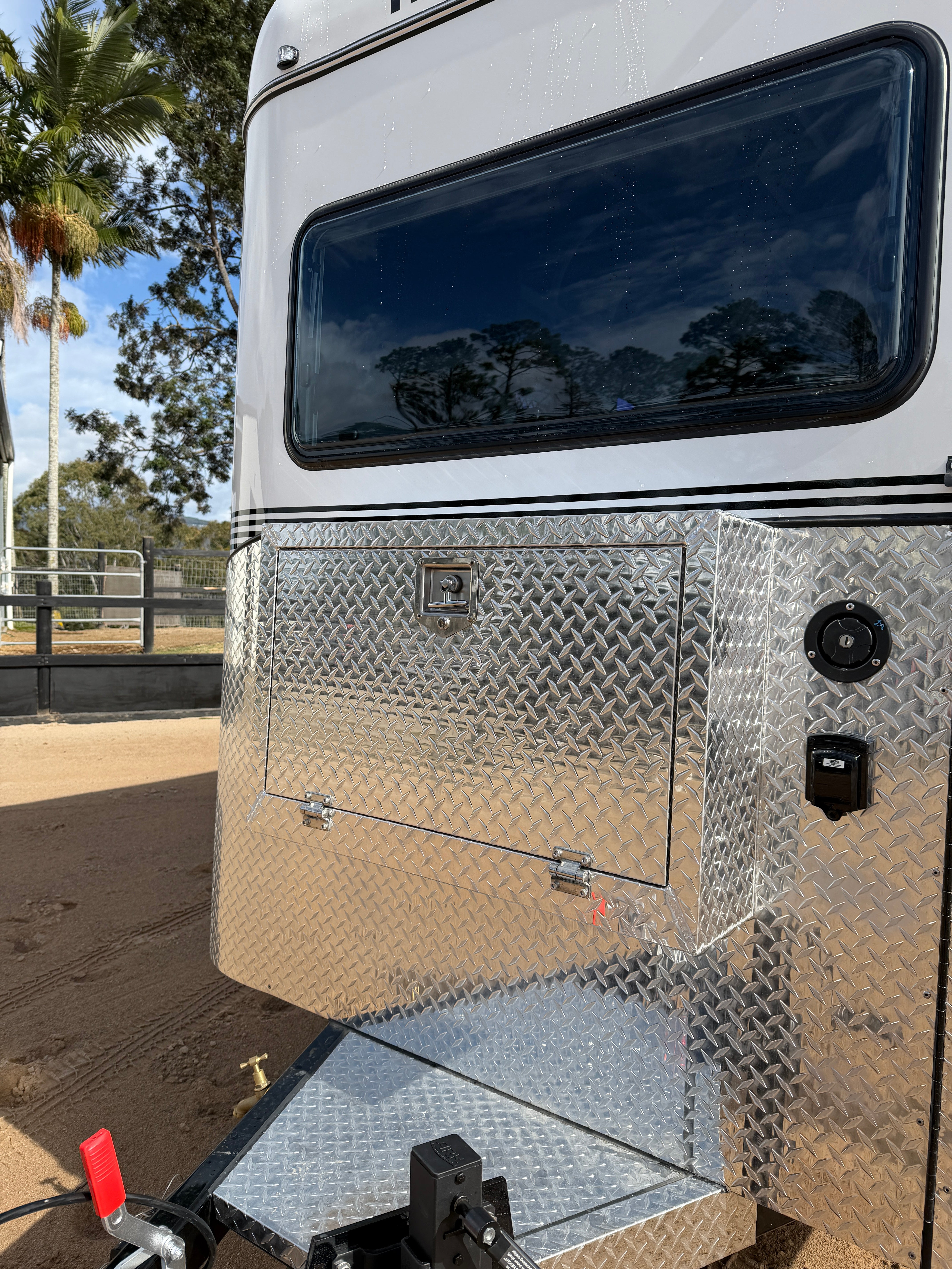 2 Horse Angle Load Camper Float L860 SN Classic