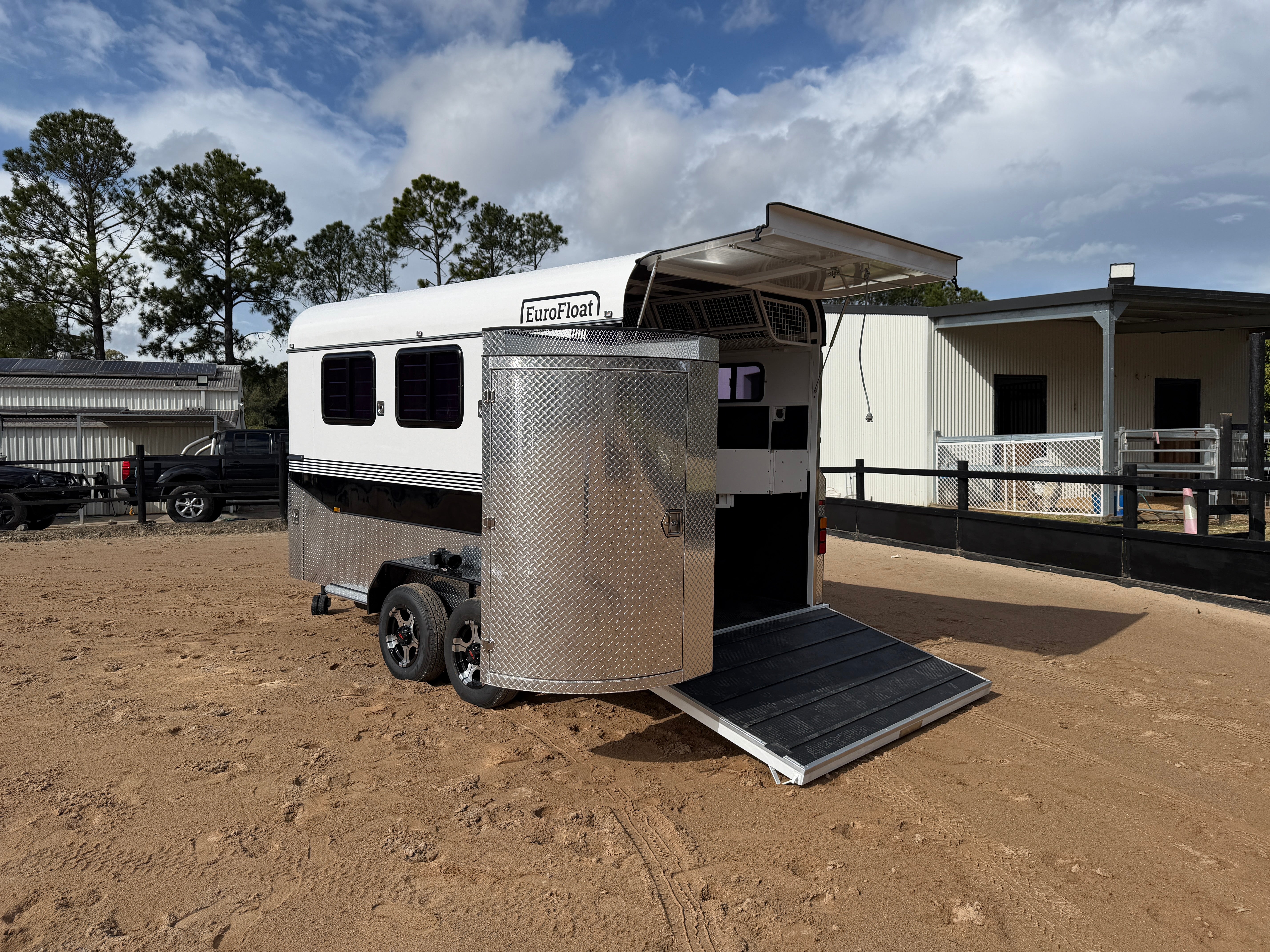 2 Horse Angle Load Camper Float L860 SN Classic