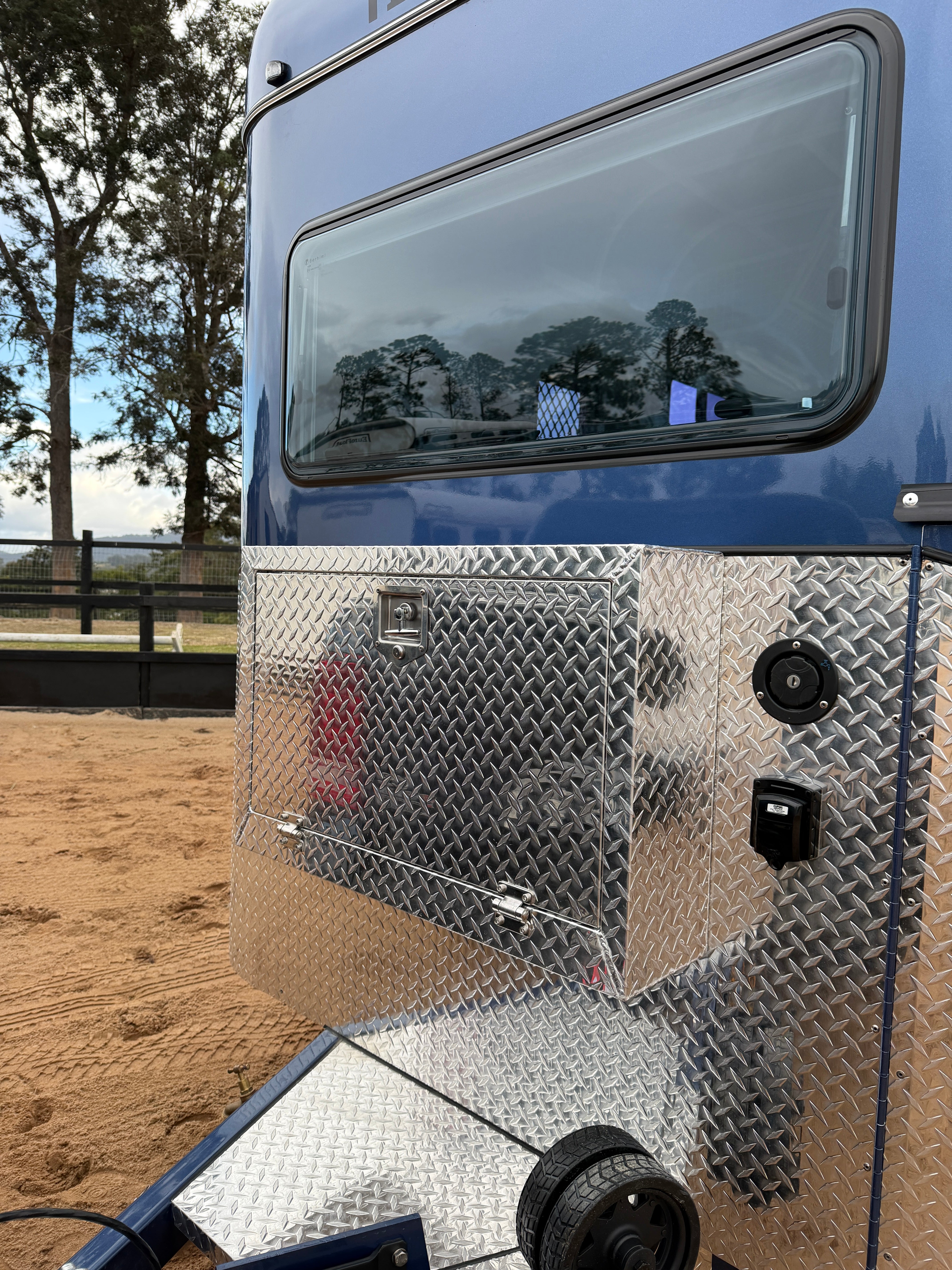 2 Horse Angle Load Camper Float L860 SN
