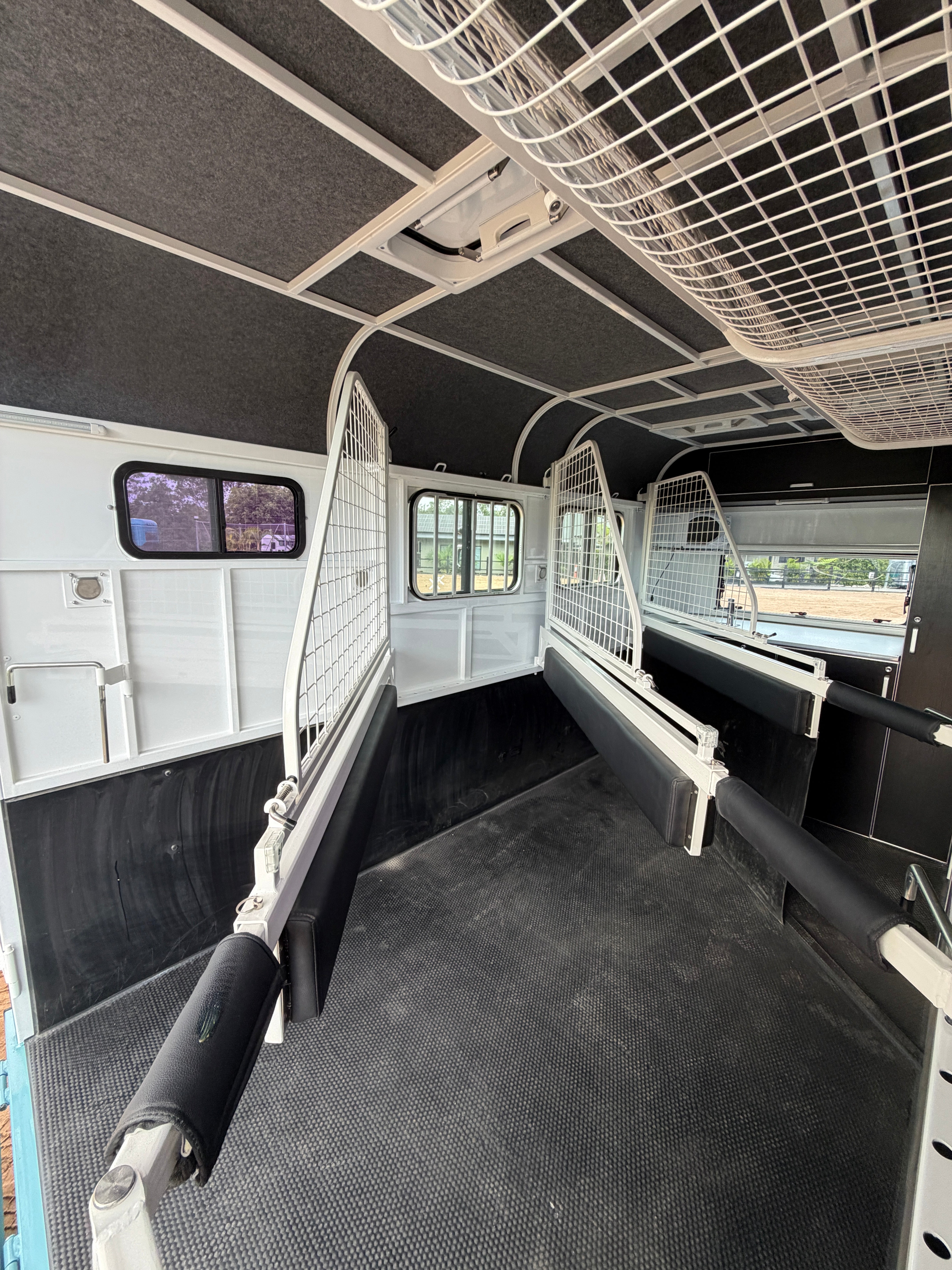 2 Horse Angle Load Camper Float L860 SN