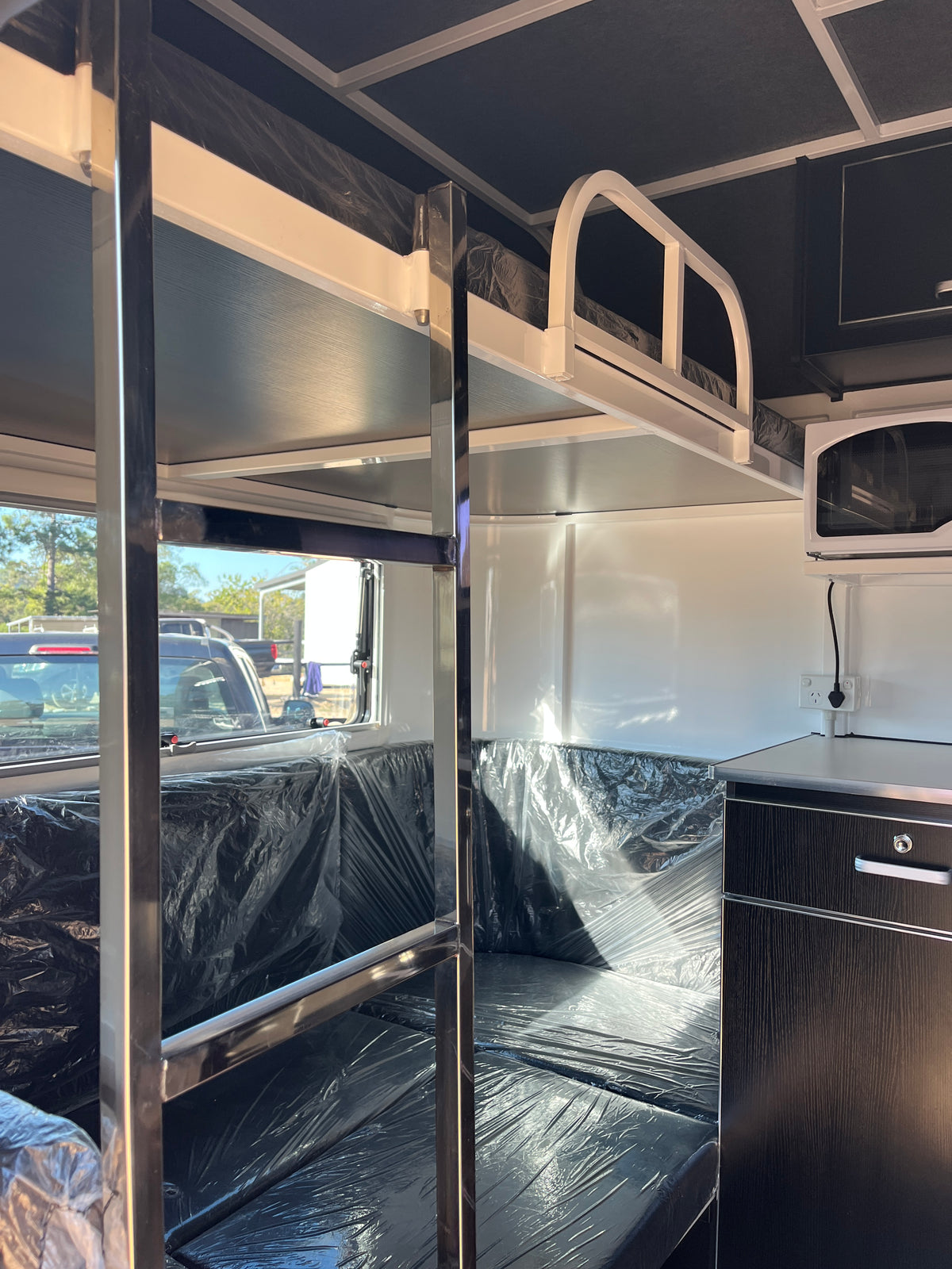 2 Horse Angle Load Camper Float Mid Overnighter SN 2.0
