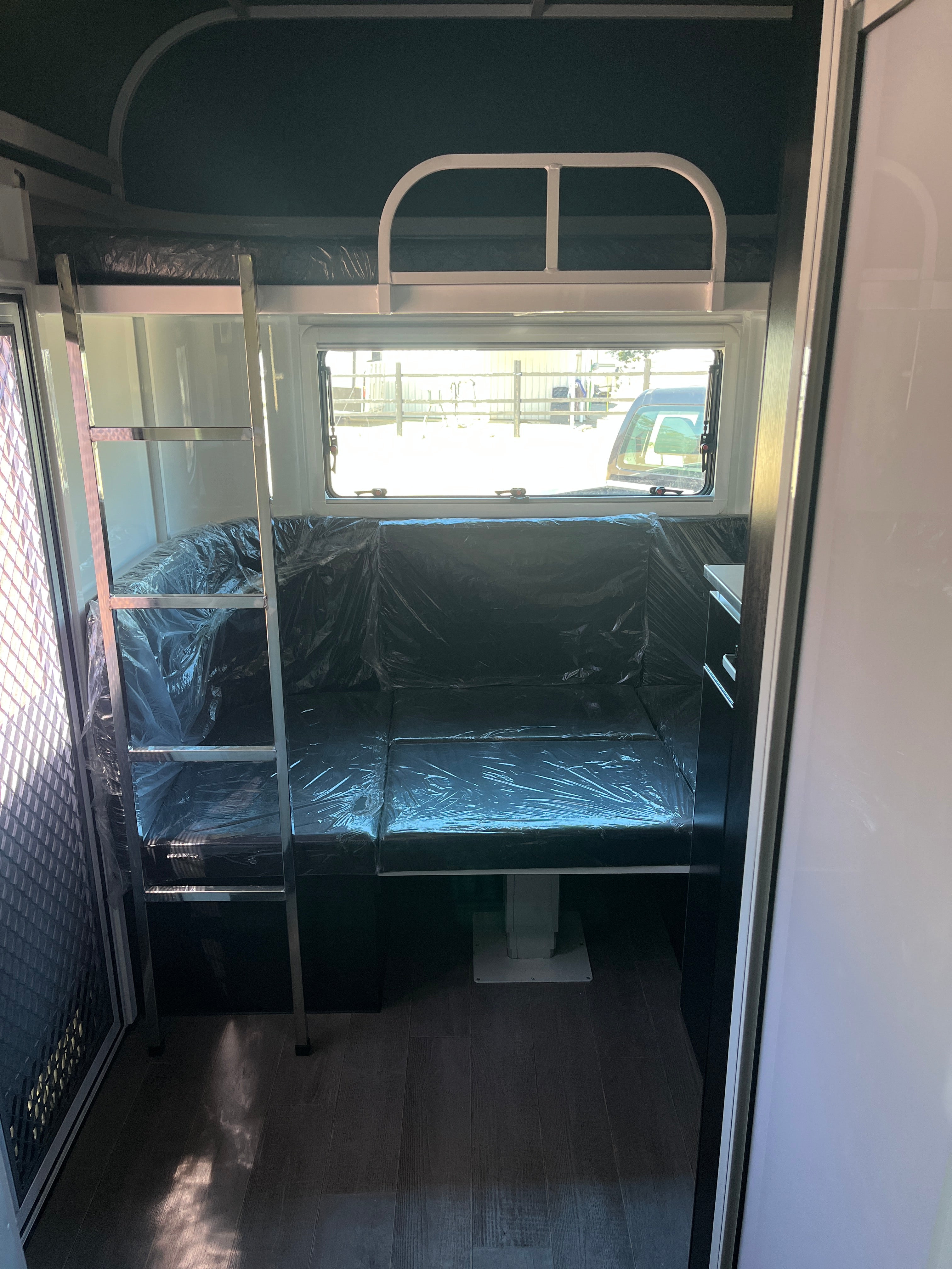 2 Horse Angle Load Camper Float Mid Overnighter SN 2.1