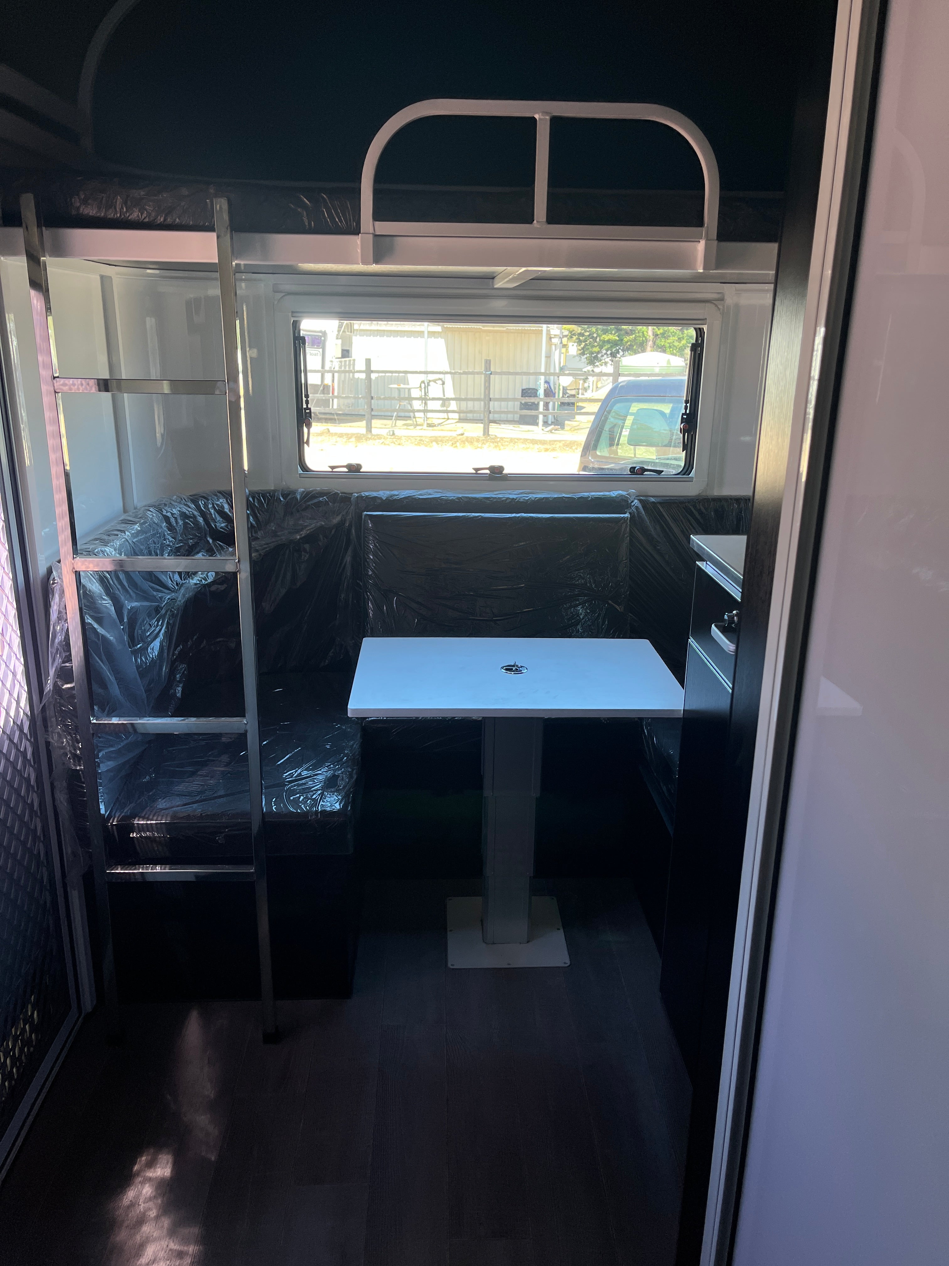 2 Horse Angle Load Camper Float Mid Overnighter SN 2.1