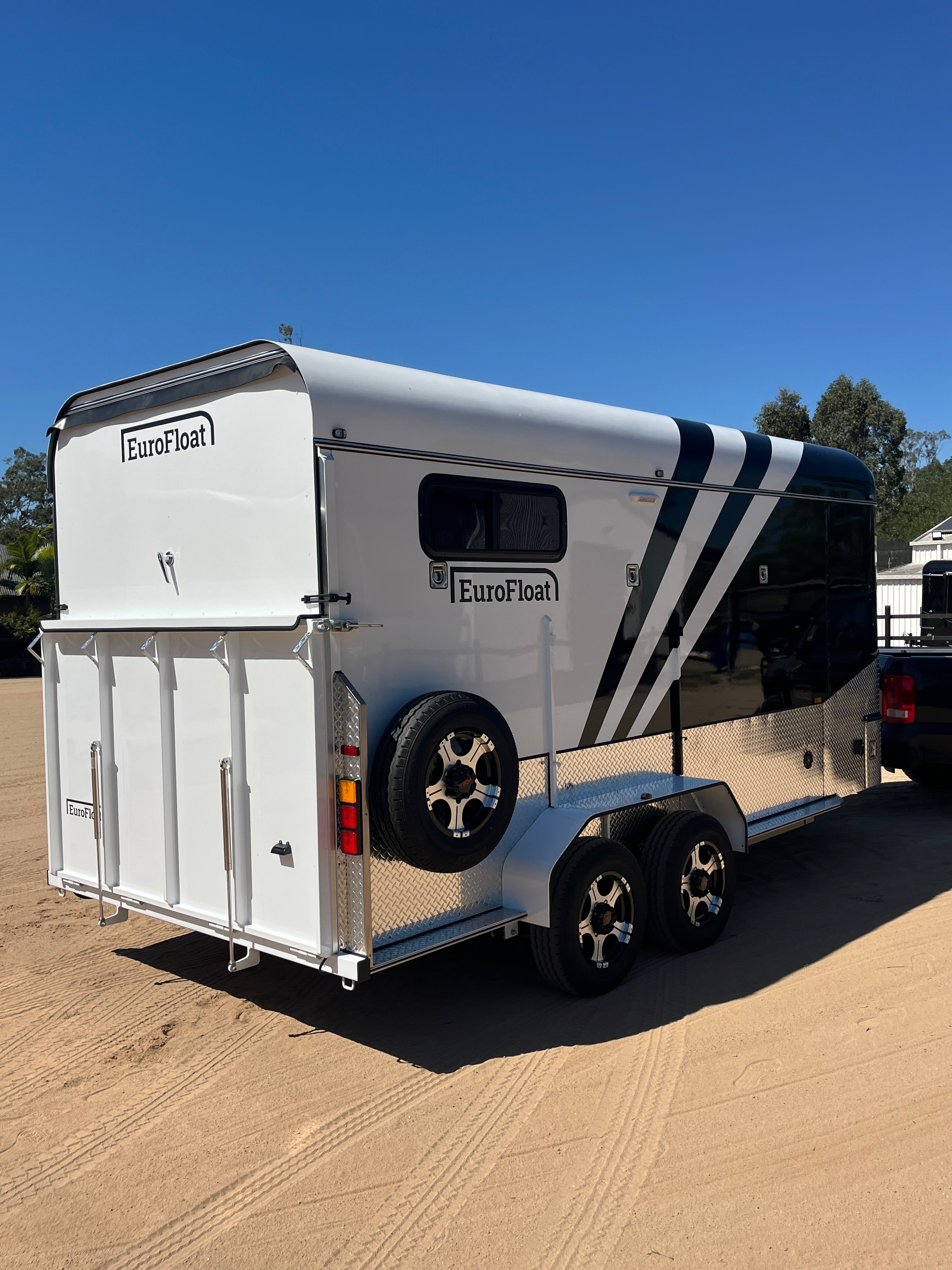 2 Horse Angle Load Camper Float Mid Overnighter SN 2.1