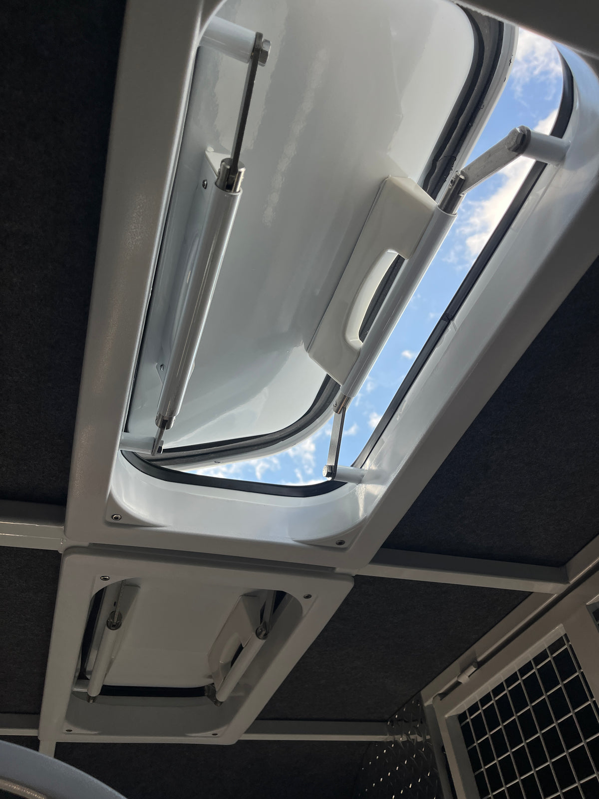 2 Horse Straight Load Camper Float L600 SN