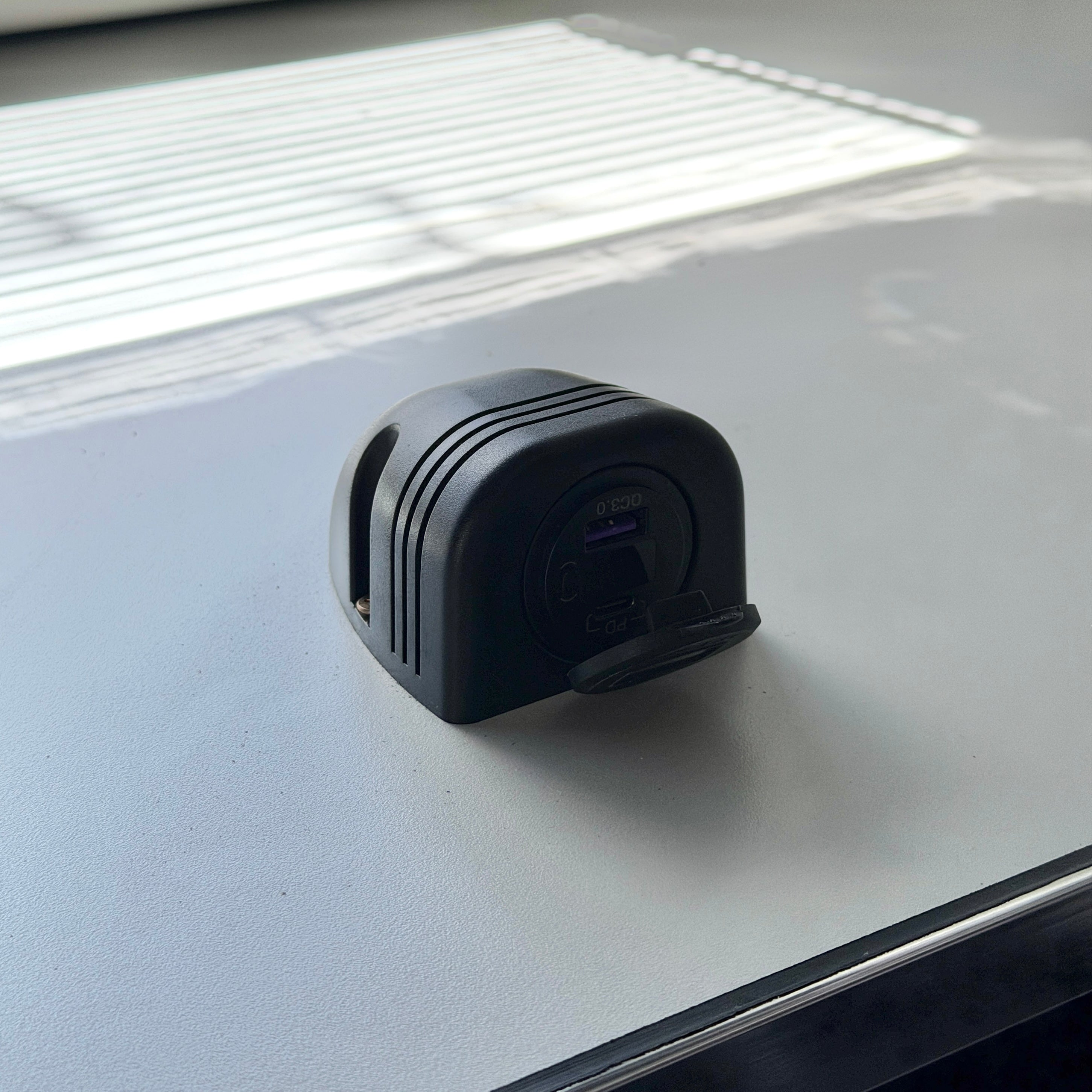 Dual USB Port (USB-C & USB-A)