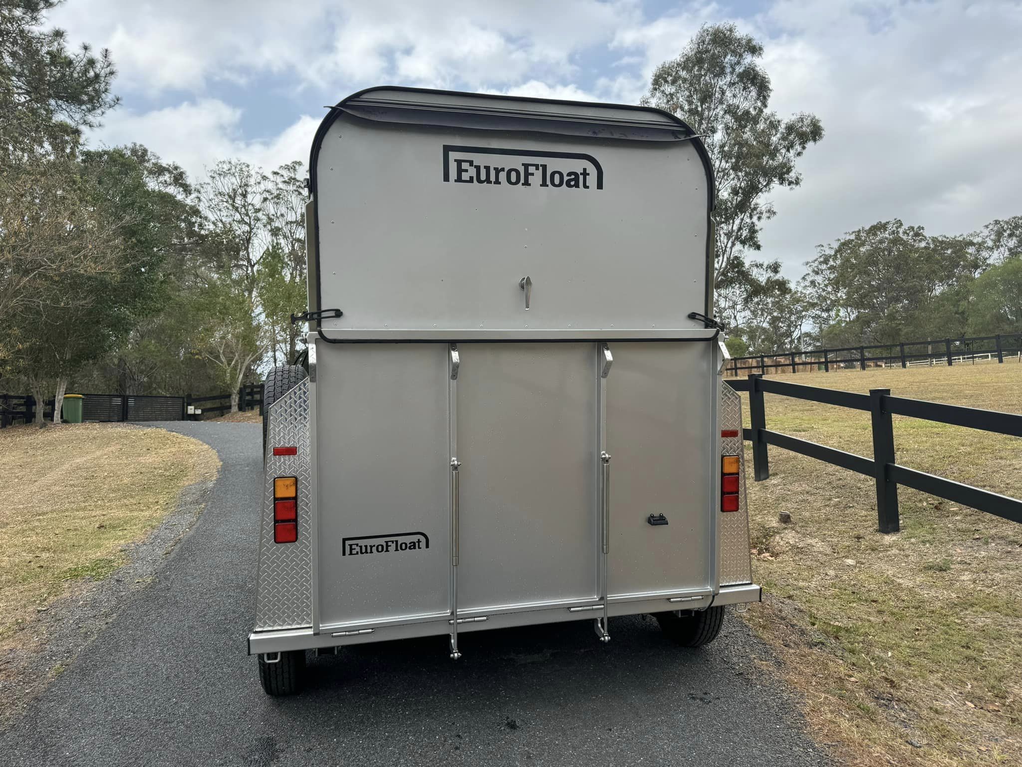 2 Horse Straight Load Float L500 SN