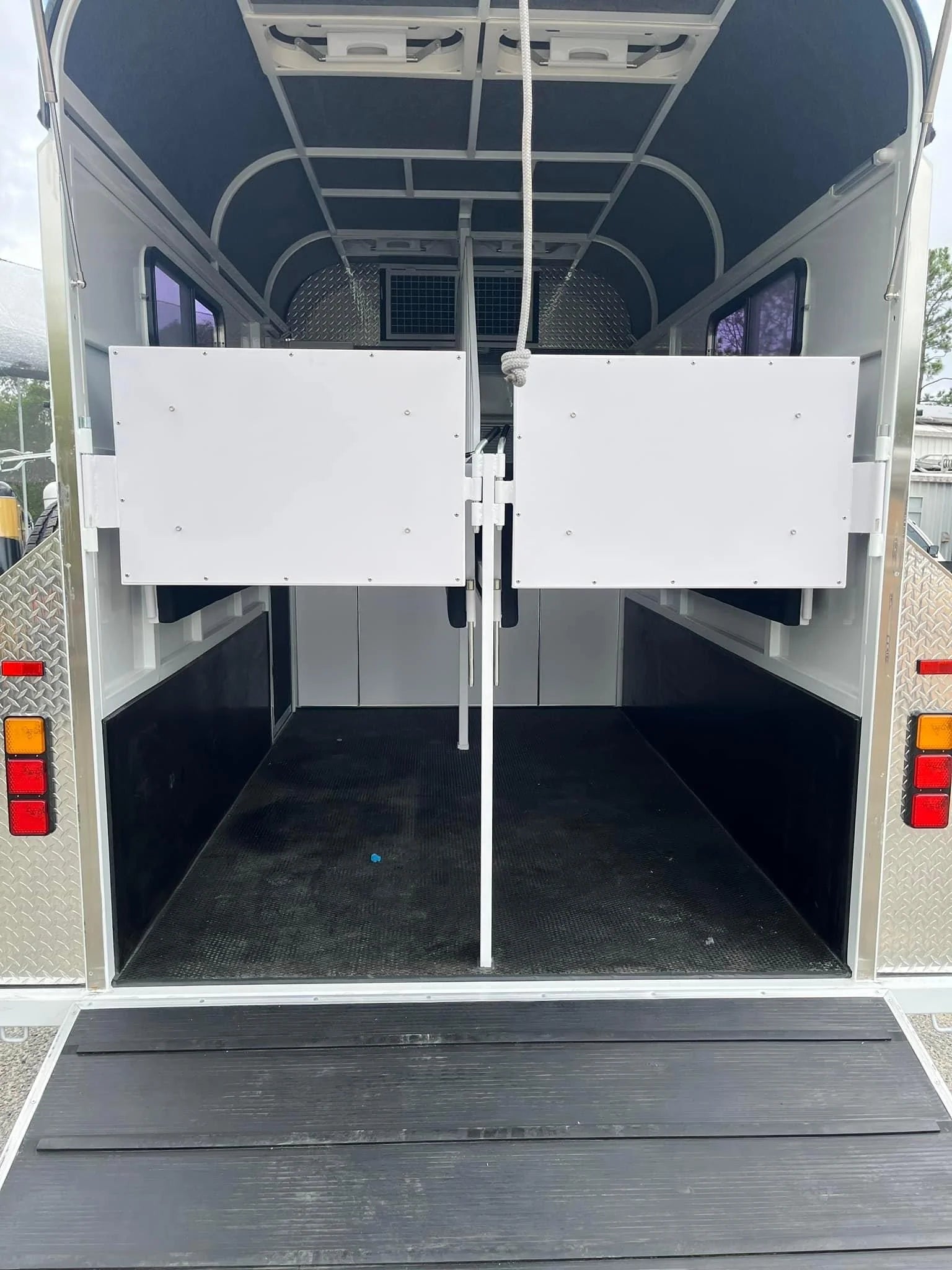 2 Horse Straight Load Camper Float L600 SN