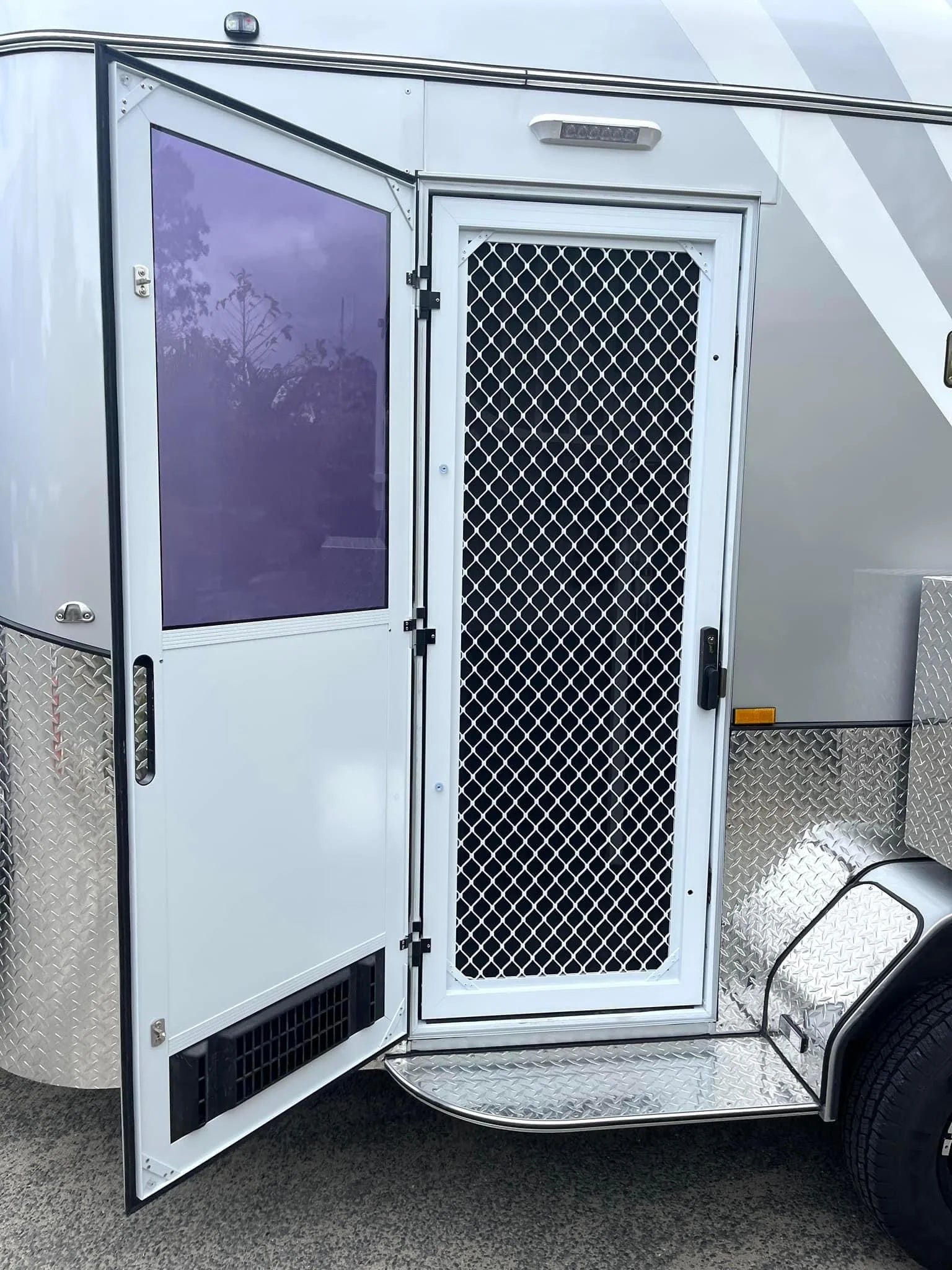 2 Horse Straight Load Camper Float L600 SN