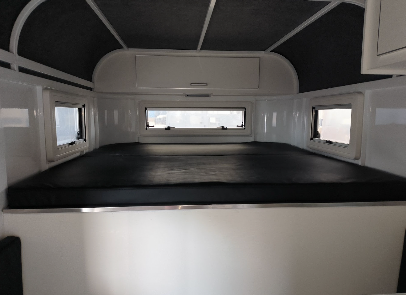 3 Horse Angle Gooseneck Camper Float SN 3.1