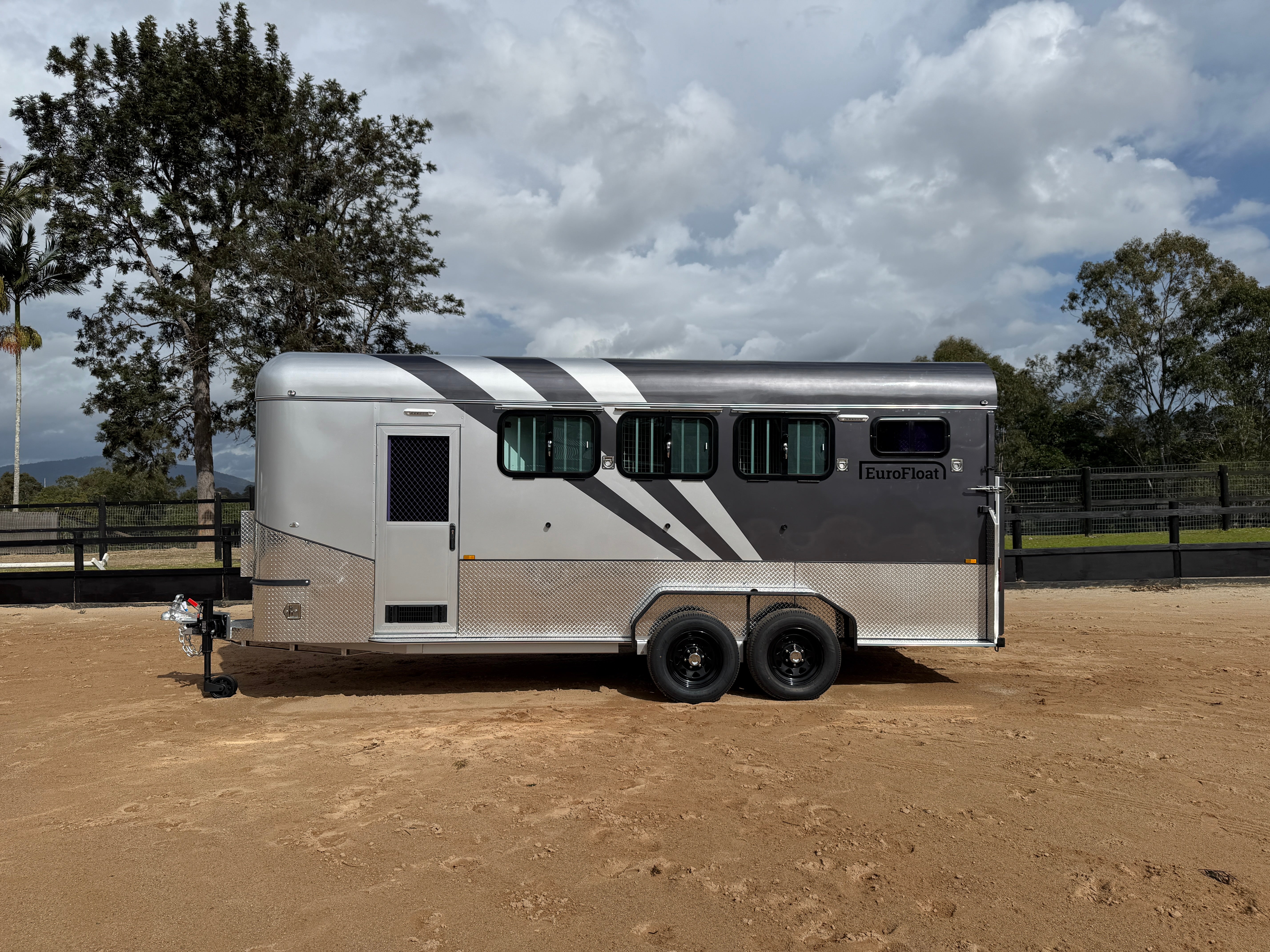 3 Horse Angle Load Camper Float Ultimate Overnighter SN 3.1
