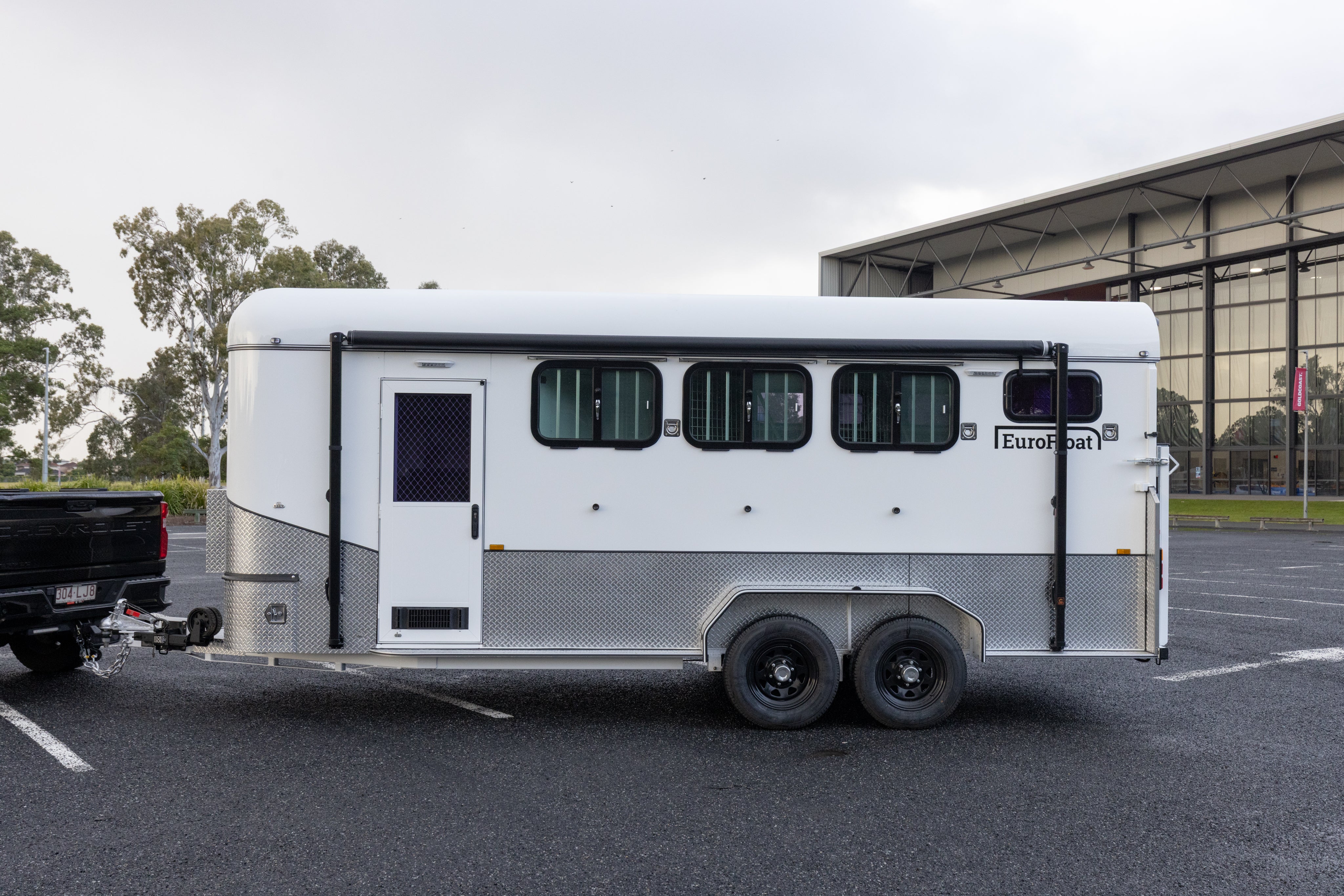 3 Horse Angle Load Camper Float Ultimate Overnighter SN 3.1