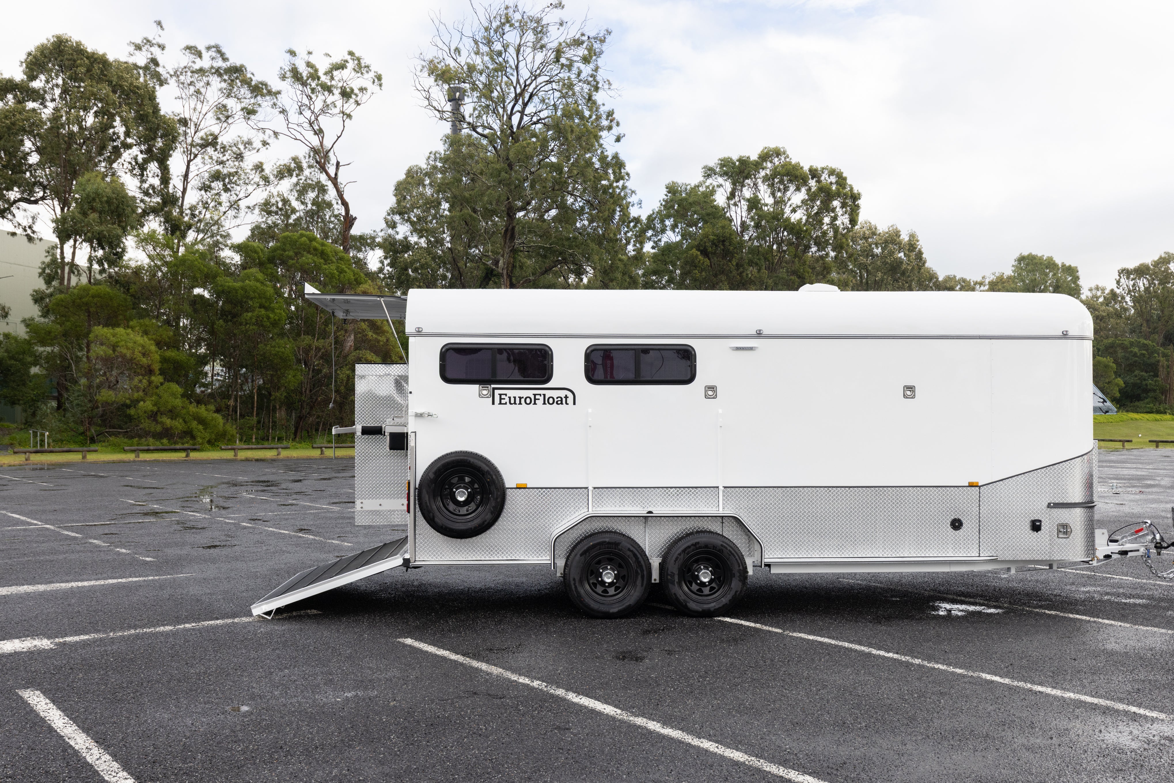 3 Horse Angle Load Camper Float Ultimate Overnighter SN 3.1