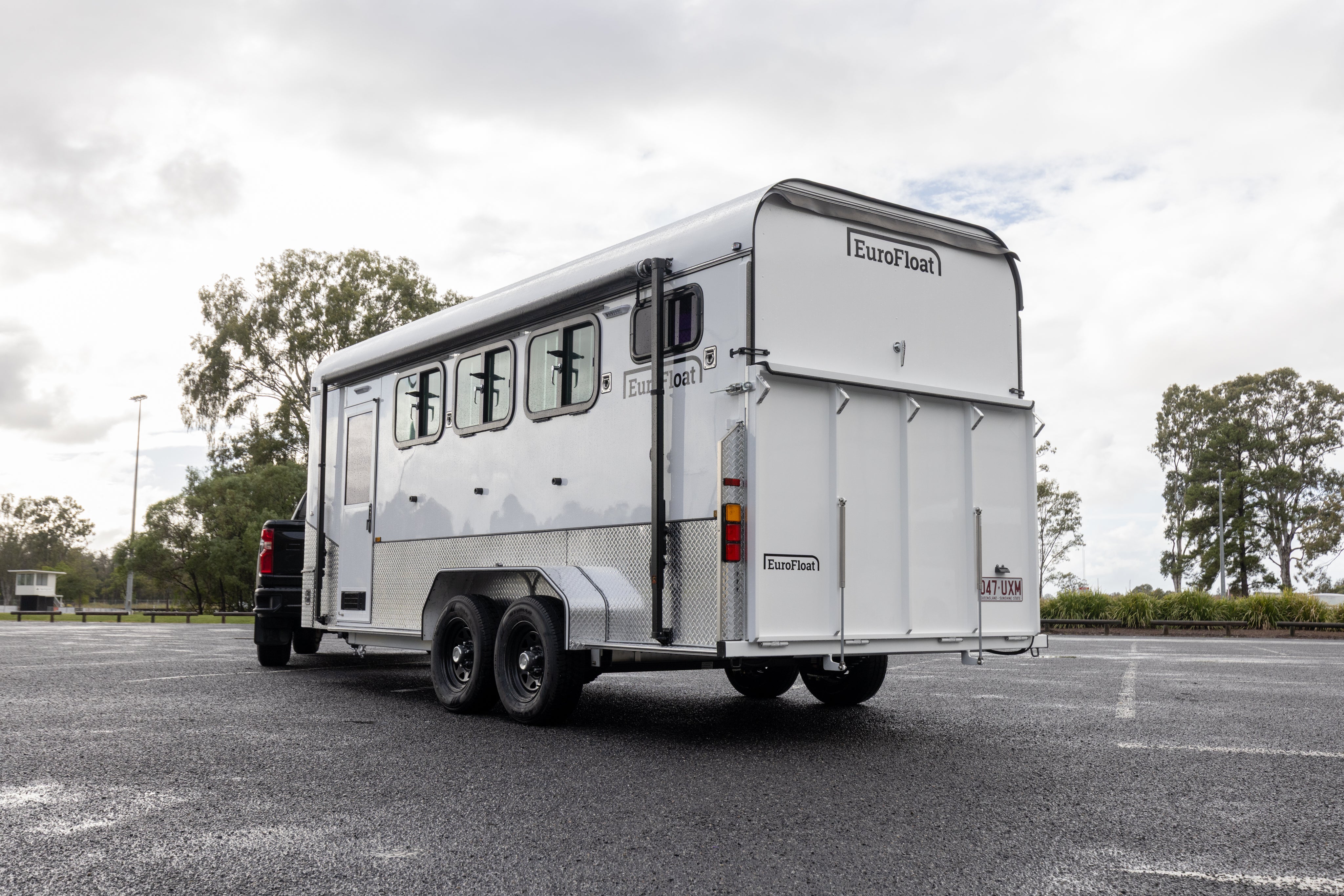 3 Horse Angle Load Camper Float Ultimate Overnighter SN 3.1