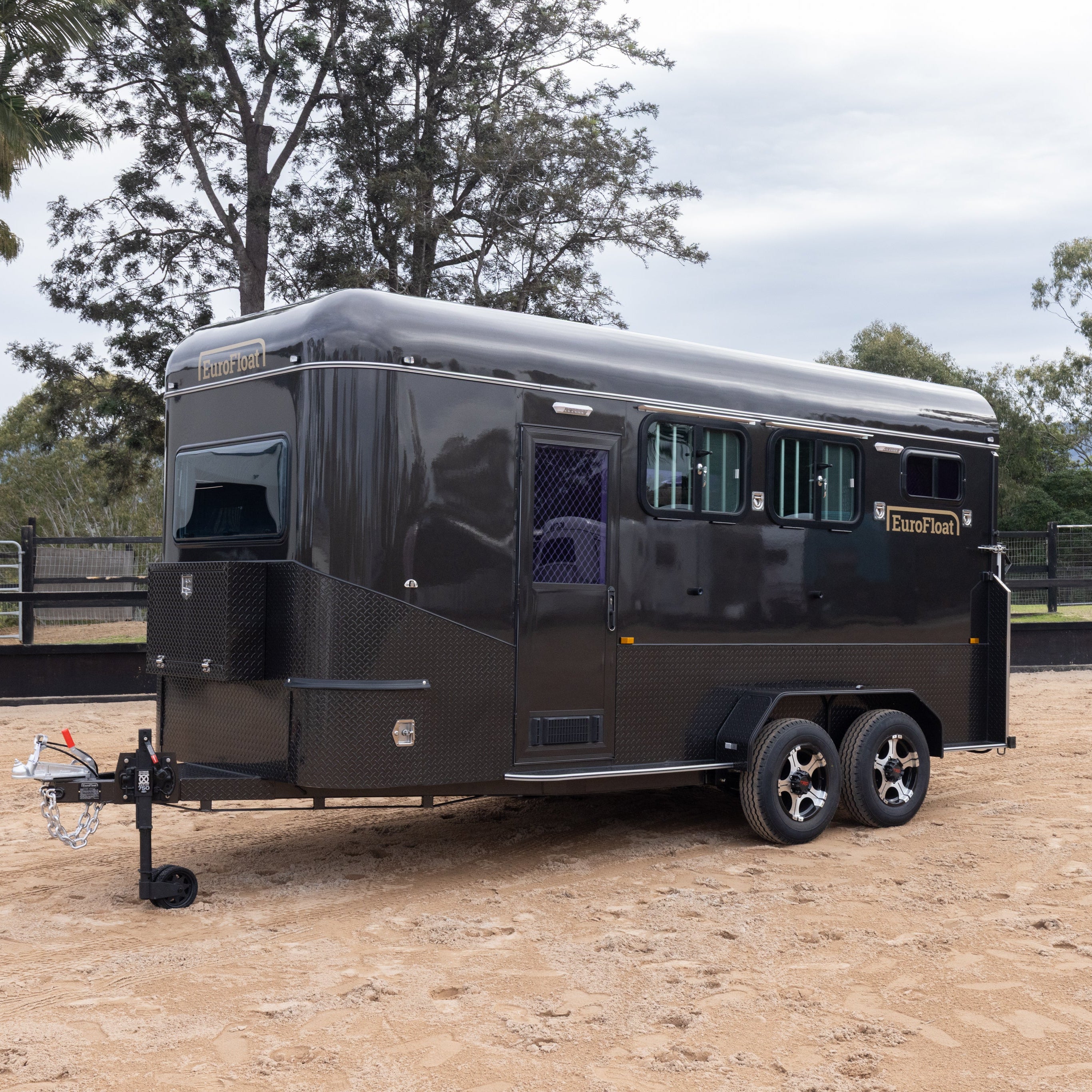2 Horse Angle Load Camper Float Compact Overnighter SN 2.1