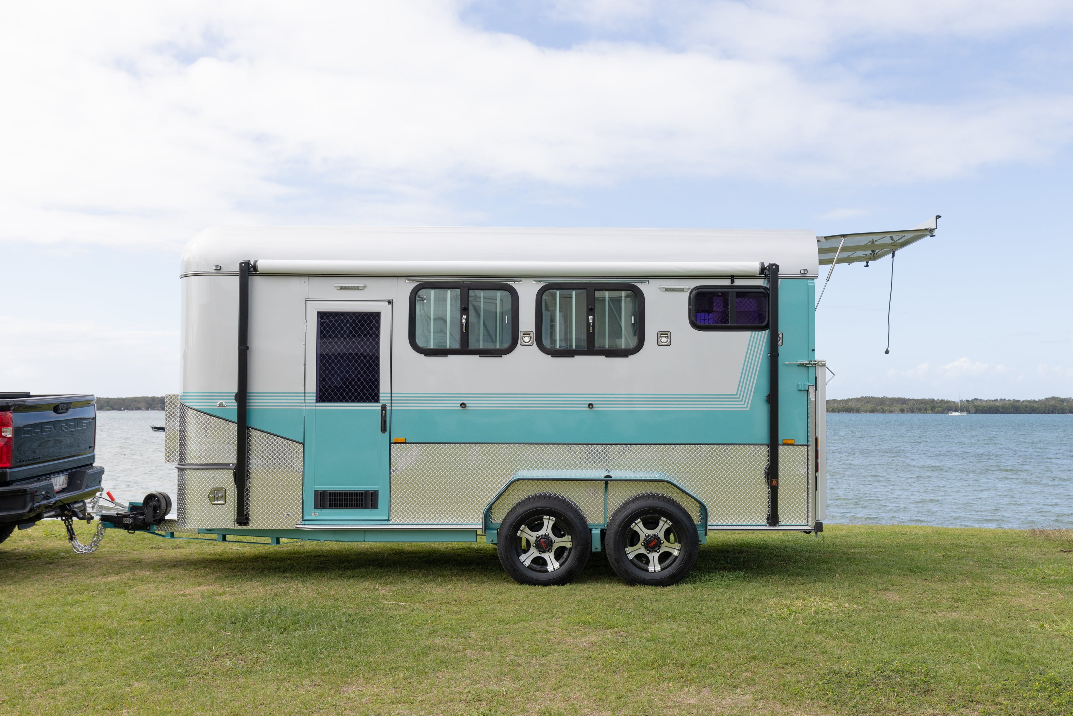 2 Horse Angle Load Camper Float Compact Overnighter SN 2.1