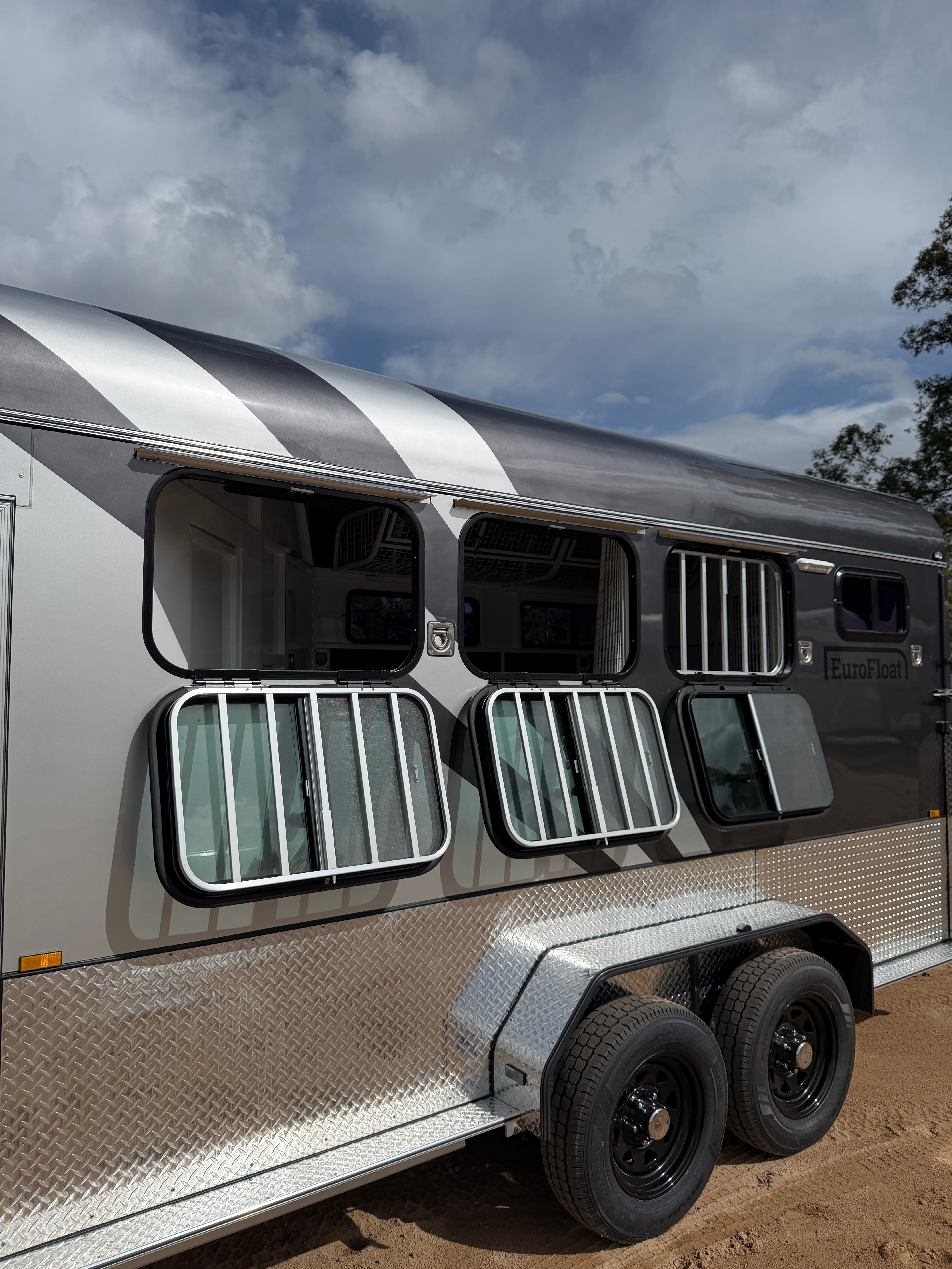 3 Horse Angle Load Camper Float Ultimate Overnighter SN 3.1