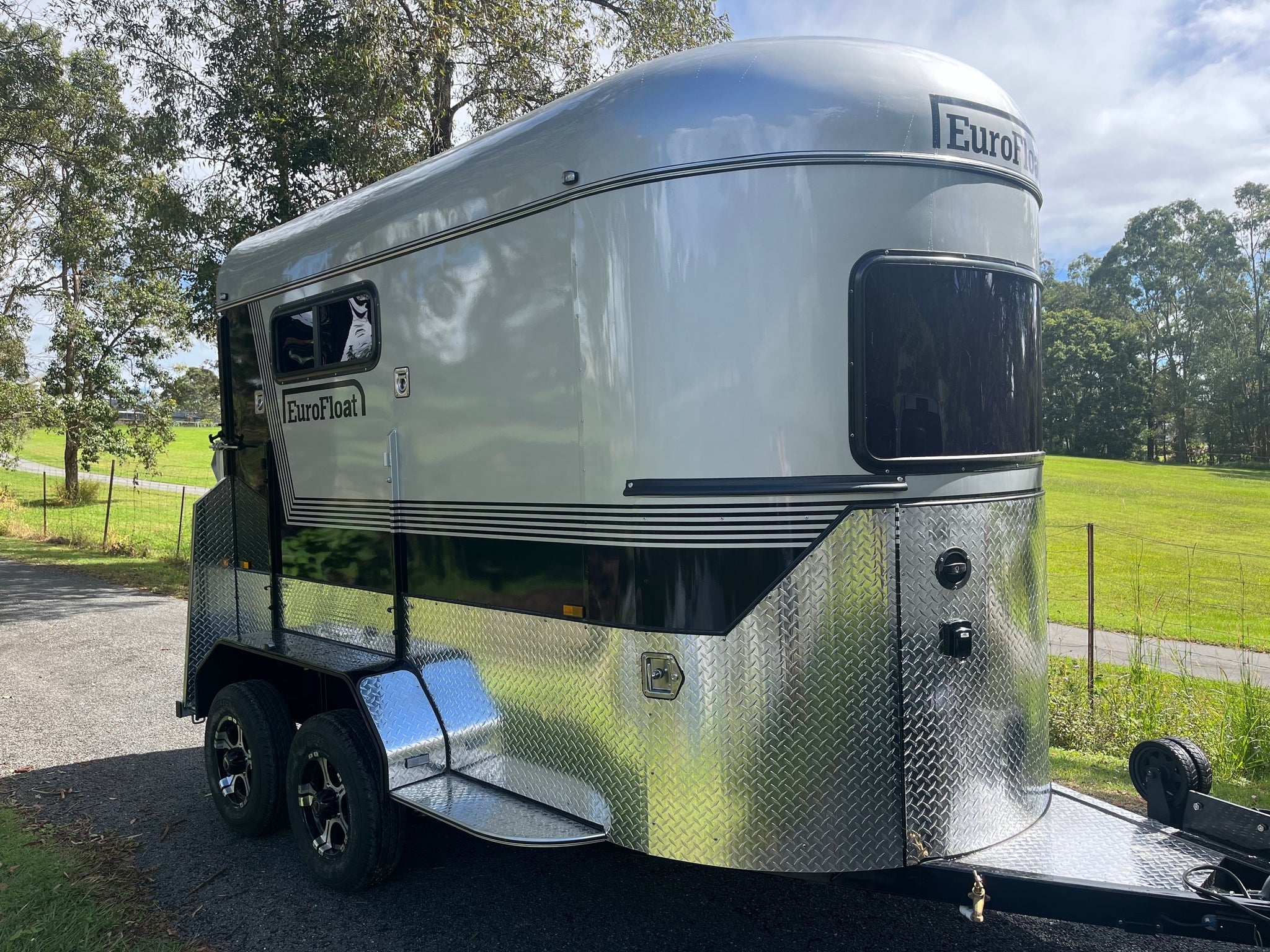 2 Horse Straight Load Camper Float L500 RN