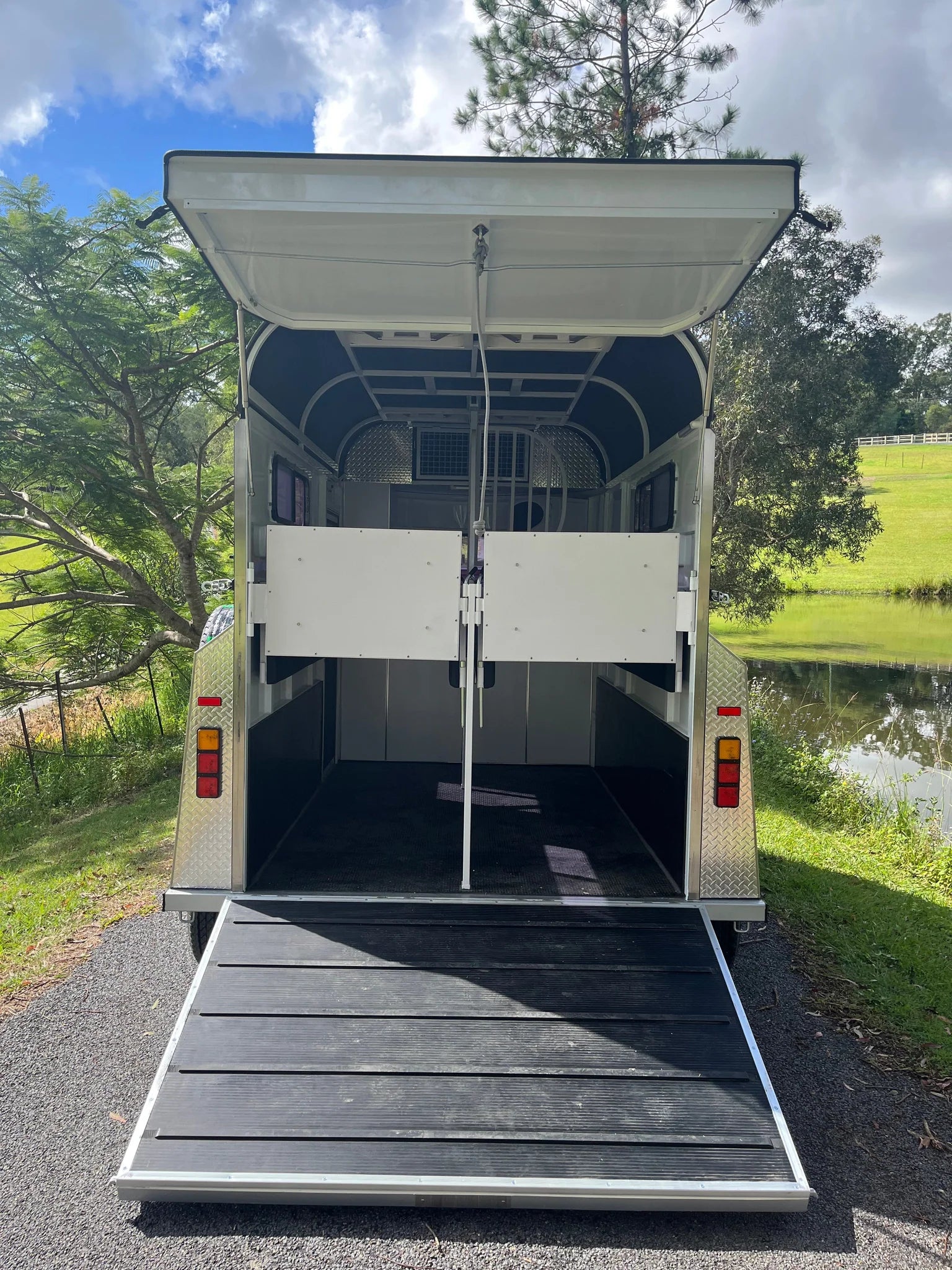 2 Horse Straight Load Camper Float L500 RN
