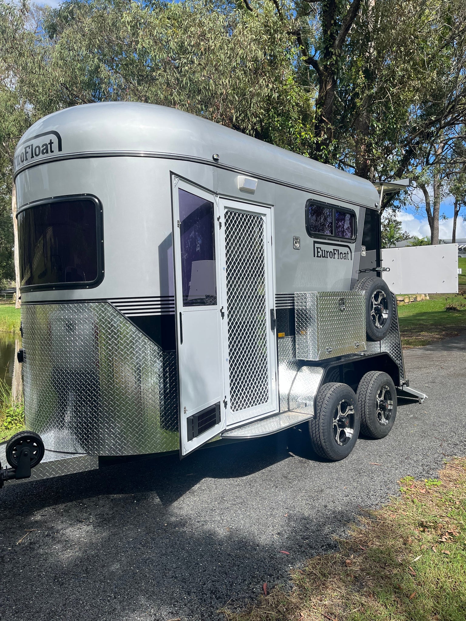 2 Horse Straight Load Camper Float L500 RN