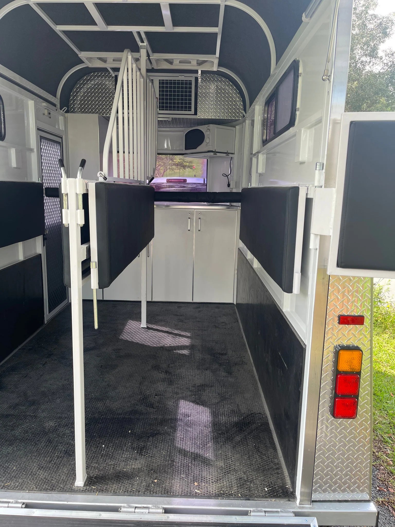 2 Horse Straight Load Camper Float L600 RN