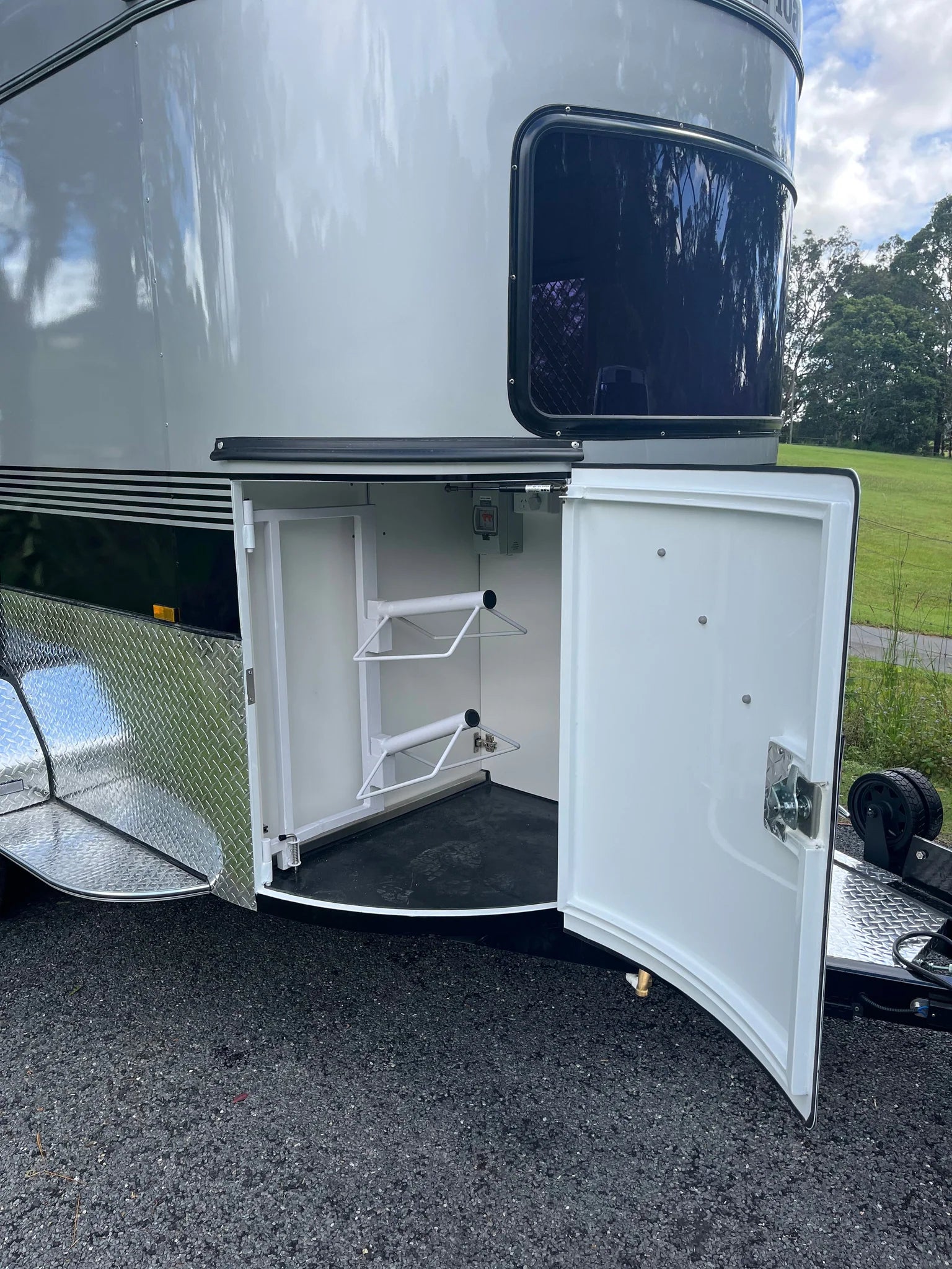 2 Horse Straight Load Camper Float L600 RN