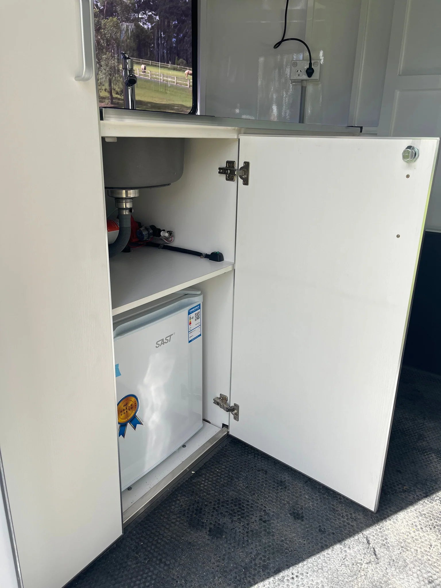 2 Horse Straight Load Camper Float L600 RN