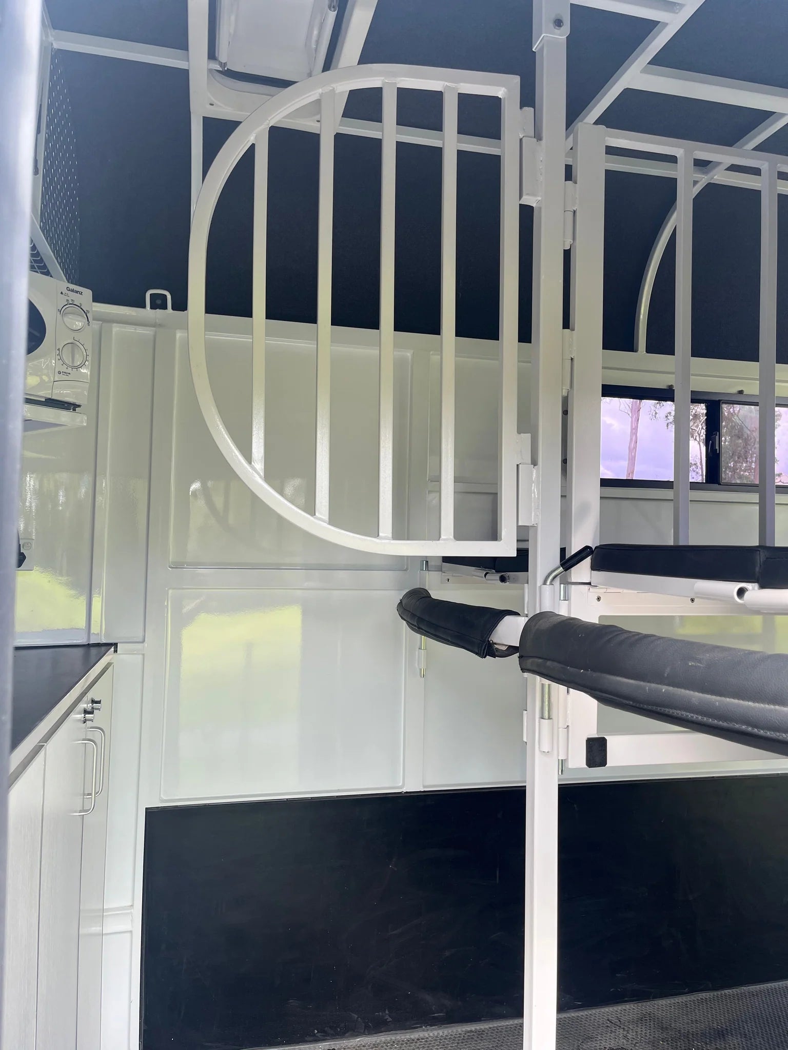 2 Horse Straight Load Camper Float L600 RN