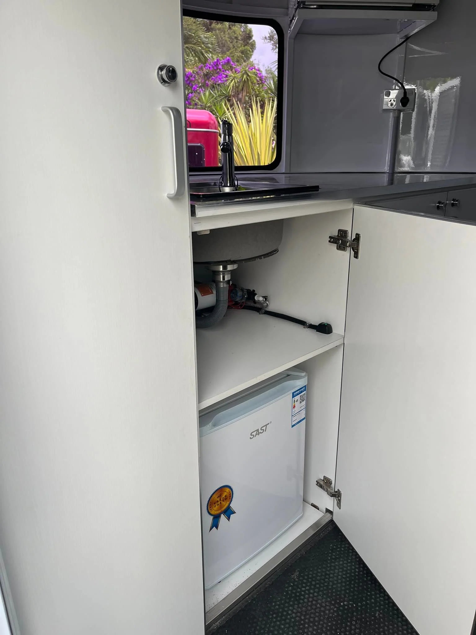 2 Horse Straight Load Camper Float L600 WB RN