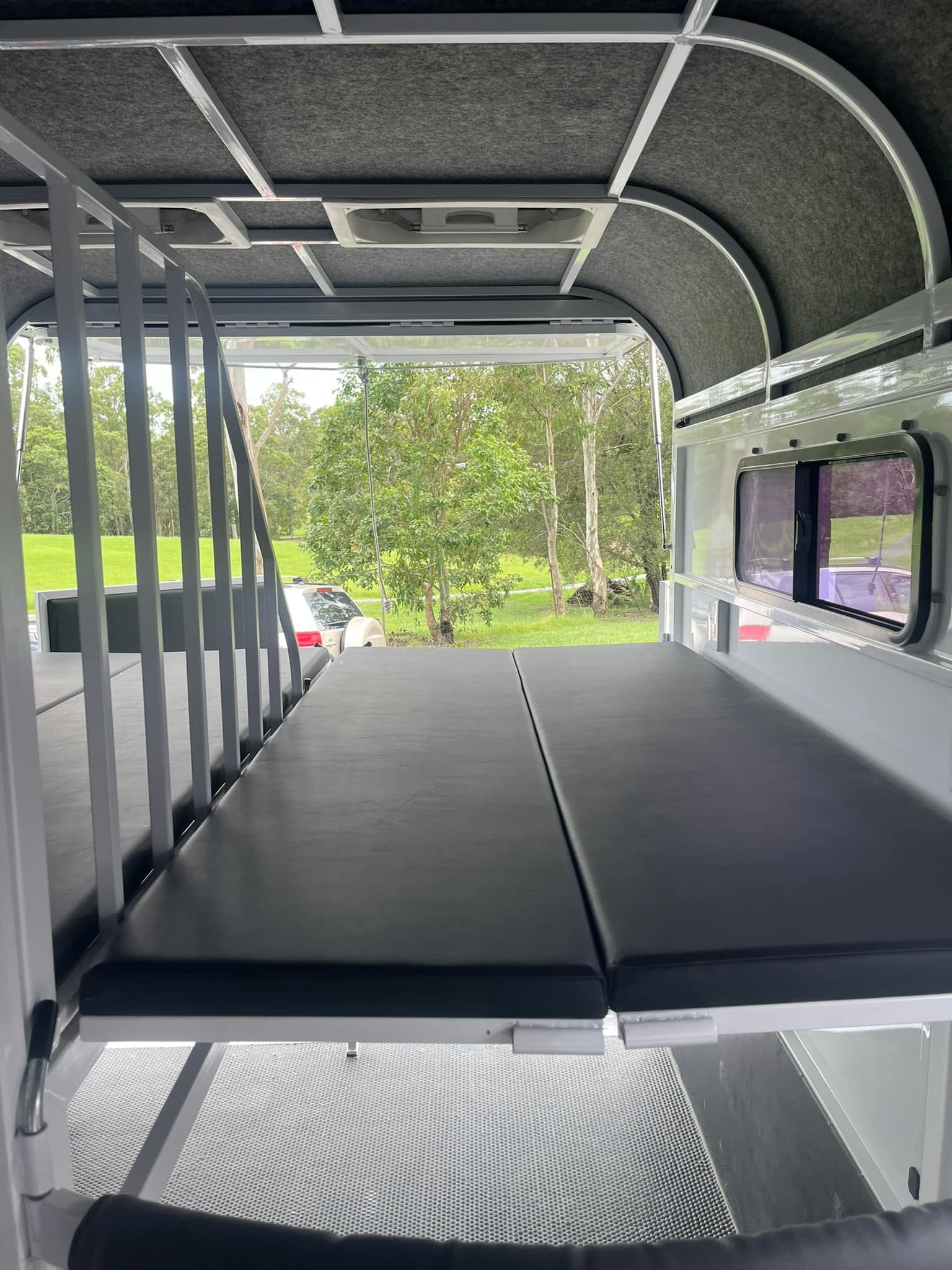 2 Horse Straight Load Camper Float L600 WB RN