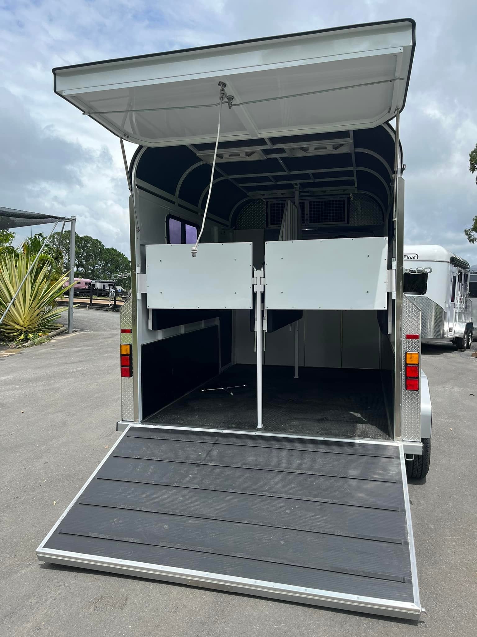 2 Horse Straight Load Camper Float L600 WB RN