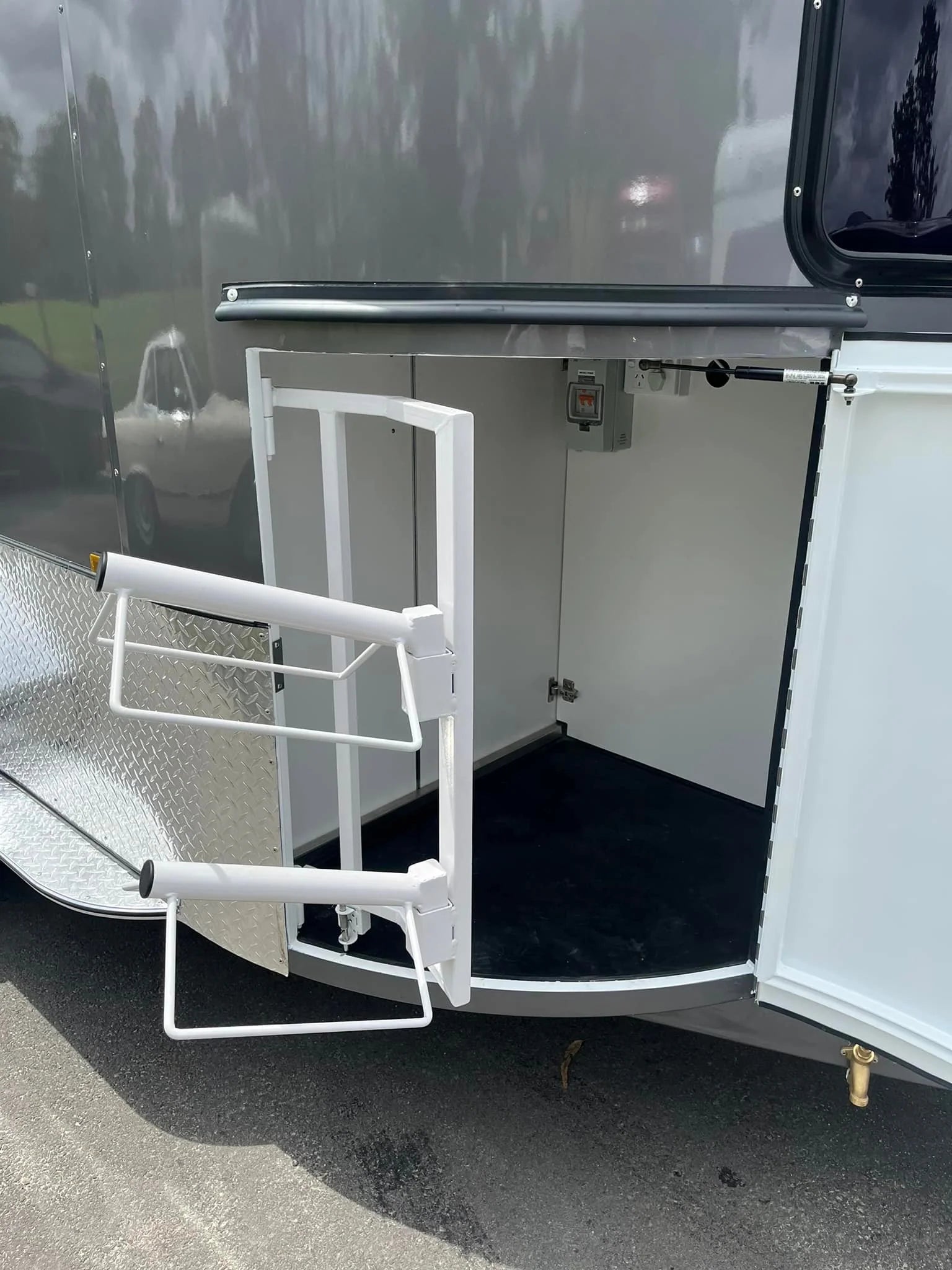2 Horse Straight Load Camper Float L600 WB RN