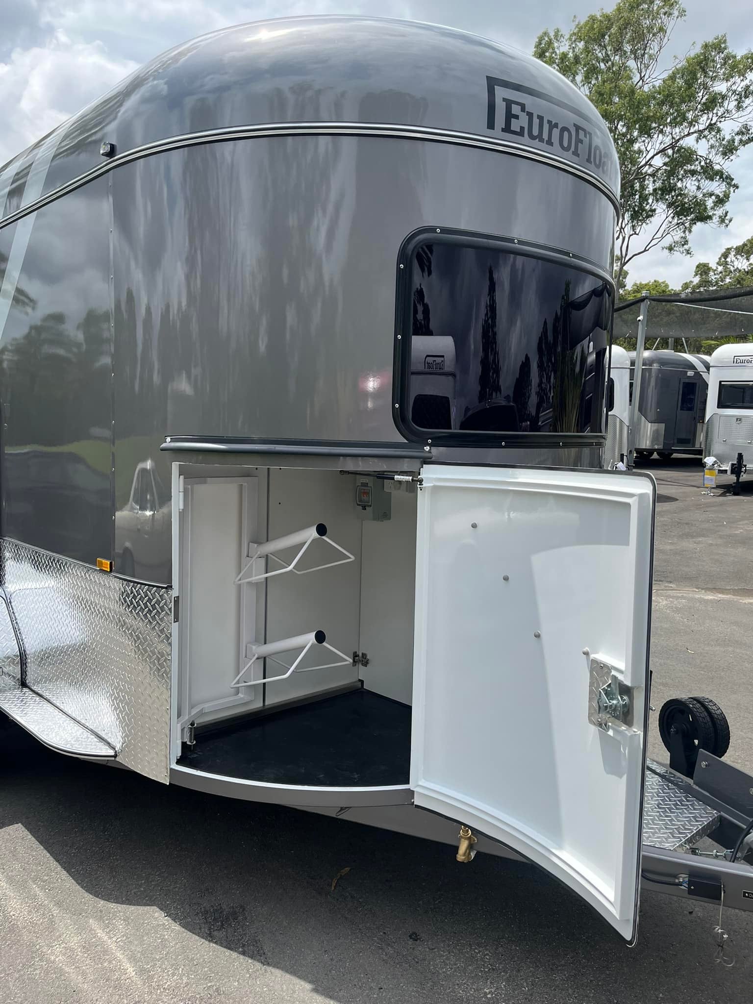 2 Horse Straight Load Camper Float L600 WB RN
