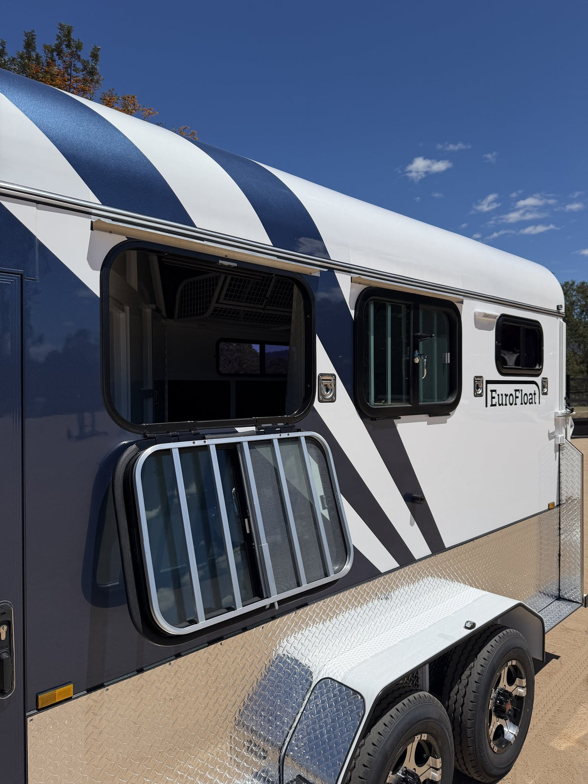 EuroFloat 770.B Mid Overnighter 2.1 horse float with living, photo 6