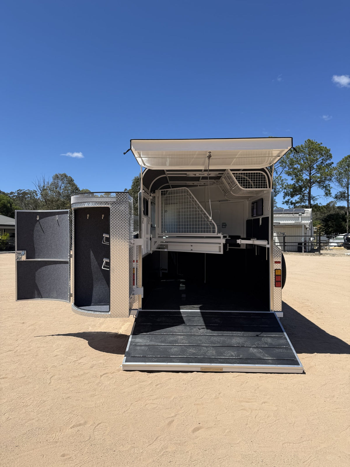 EuroFloat 770.B Mid Overnighter 2.1 horse float with living, photo 8