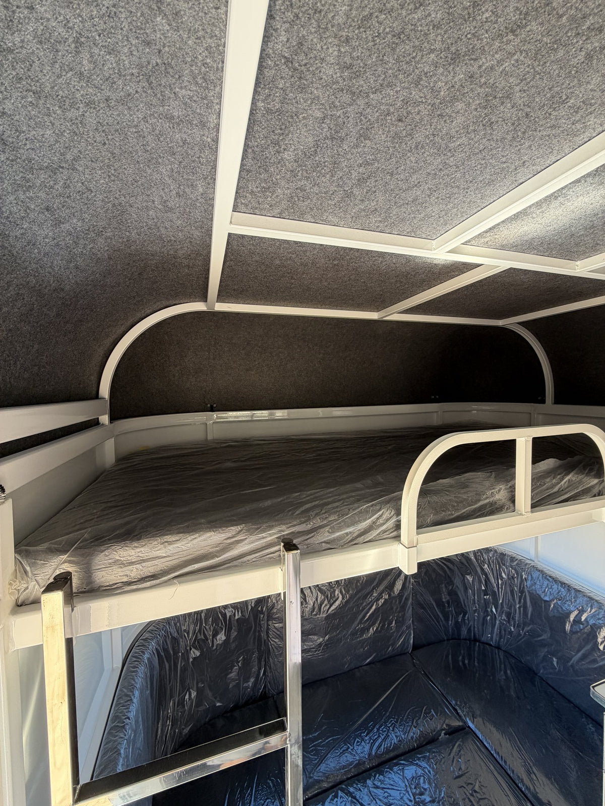 EuroFloat 770.B Mid Overnighter 2.1 horse float with living, photo 17