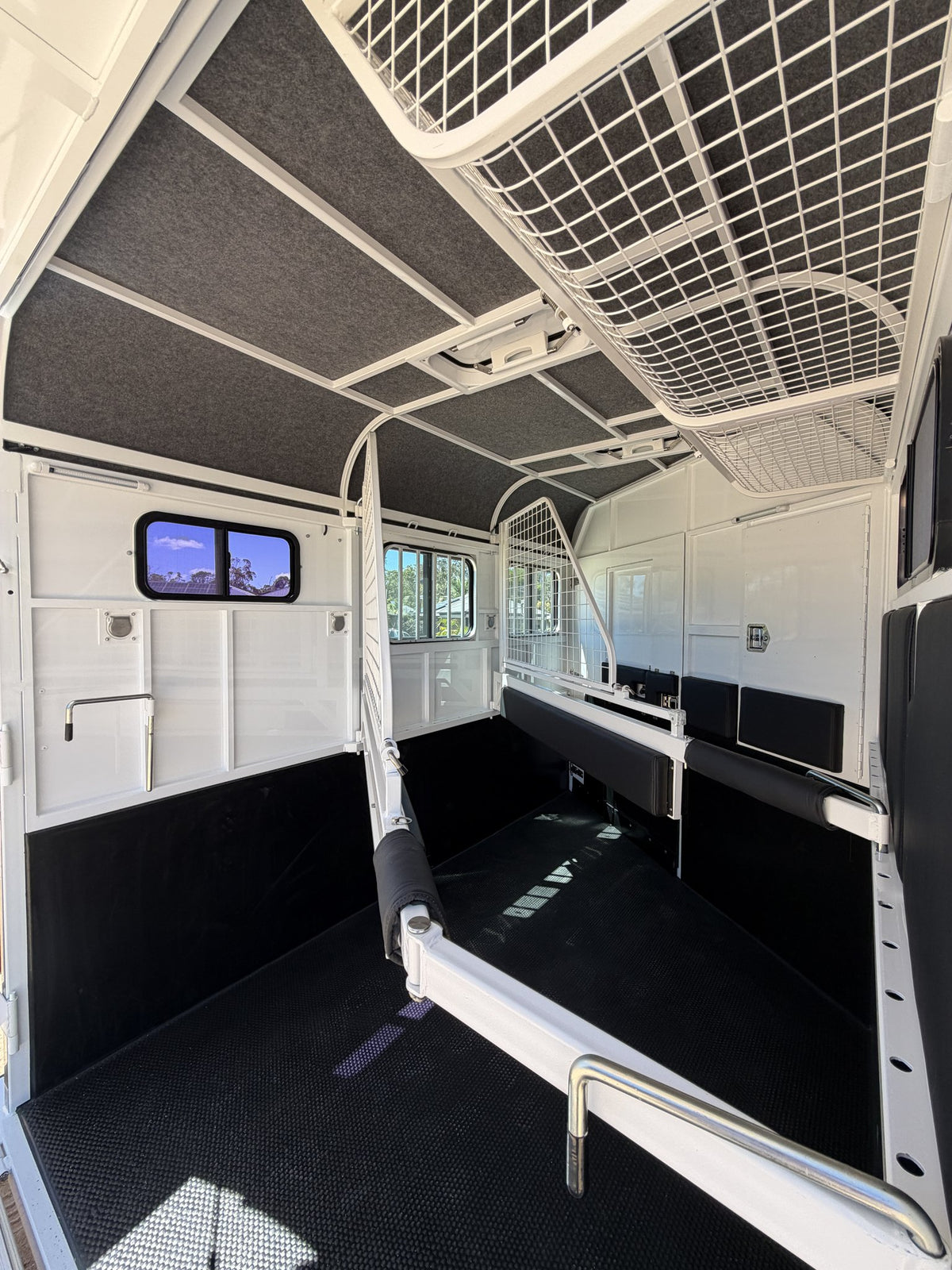 EuroFloat 770.B Mid Overnighter 2.1 horse float with living, photo 19