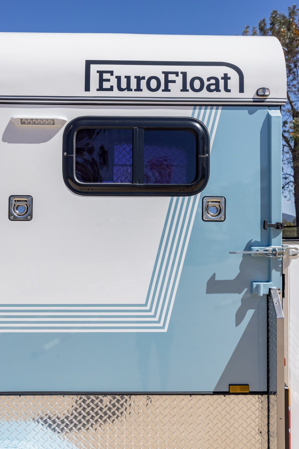 EuroFloat 774.A Compact Overnighter 2.1 horse float with living, photo 9