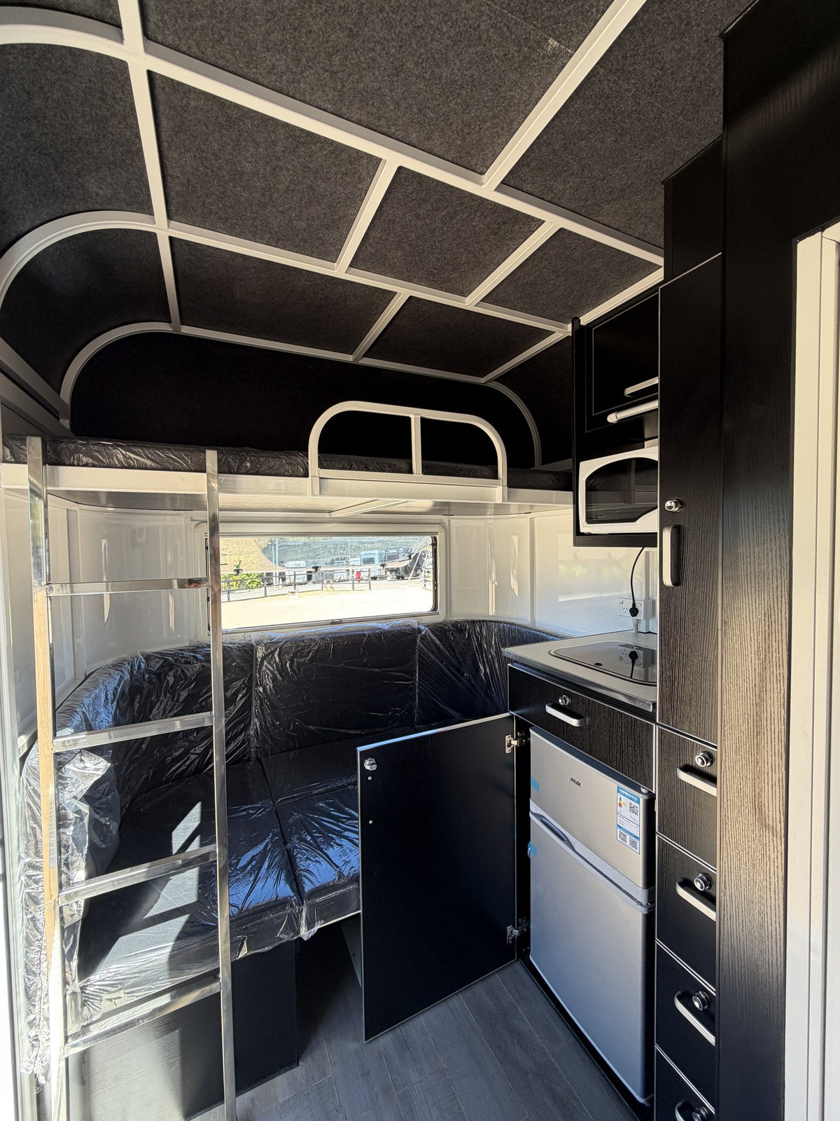 EuroFloat 774.A Compact Overnighter 2.1 horse float with living, photo 12